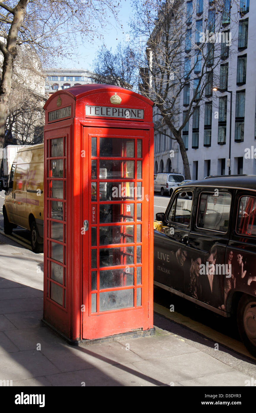 Rote Telefonzelle am Aldwych, London, England Stockfoto