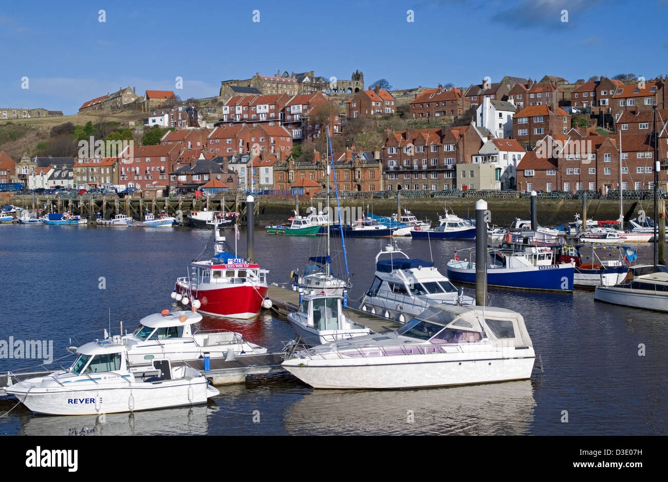 Sportboote und Angelboote/Fischerboote vertäut im Hafen von Whitby, Whitby Abtei im Hinblick auf der Klippe hinter, North Yorkshire, England Stockfoto