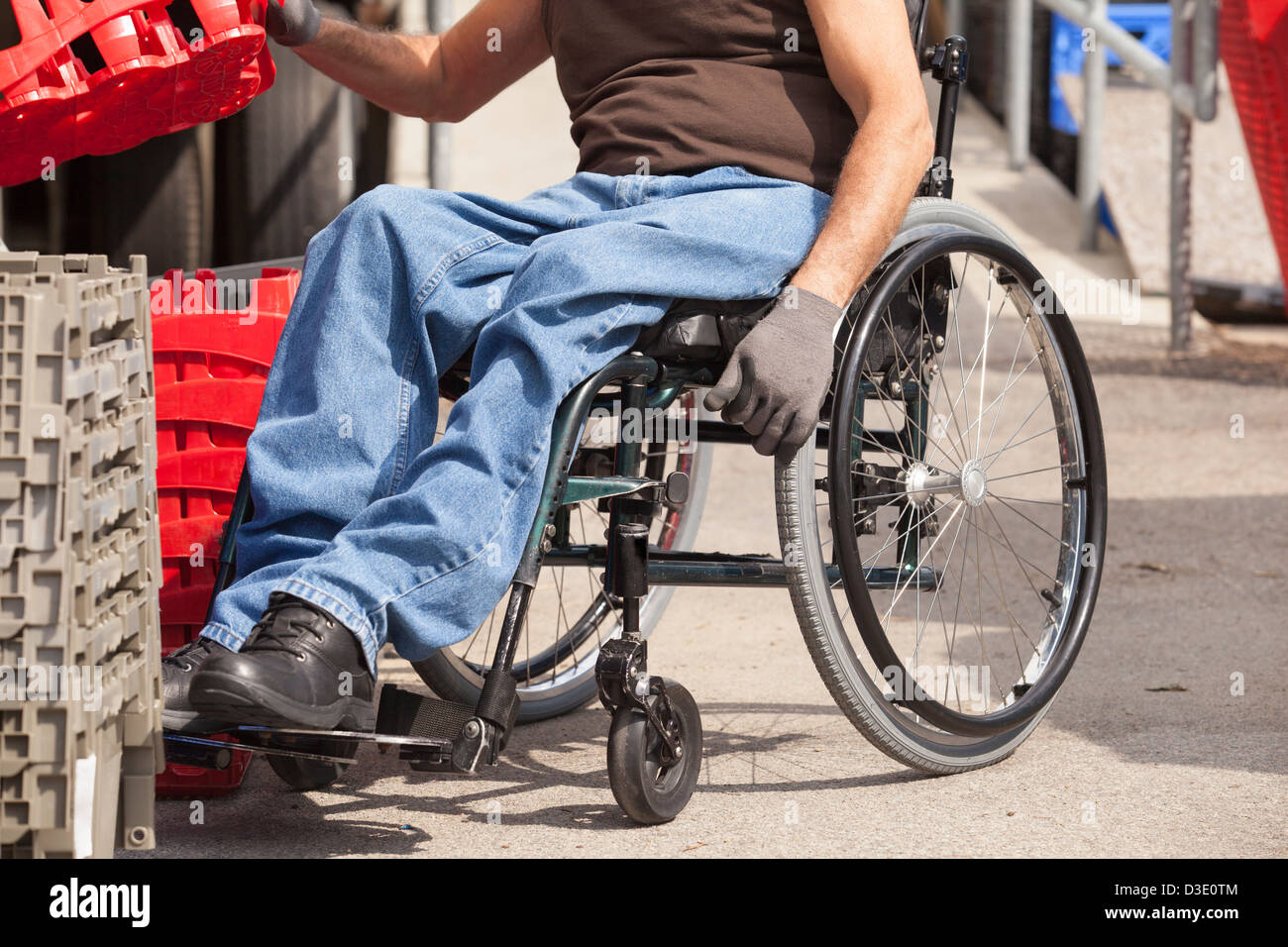 Laden Hafenarbeiter mit Querschnittslähmung im Rollstuhl Stapeln Inventar  Tabletts Stockfotografie - Alamy