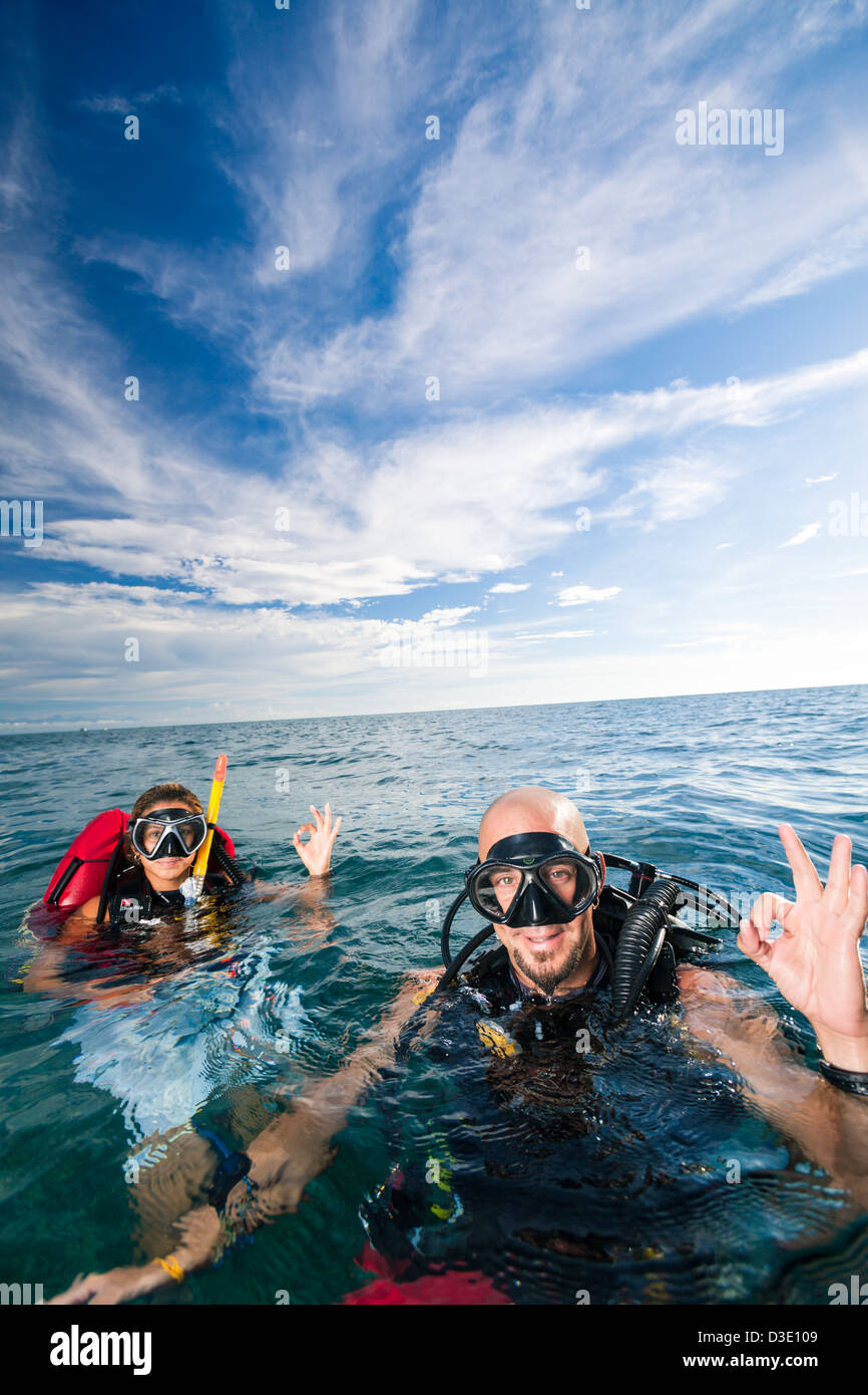 Zwei Taucher auf Wasseroberfläche bereit zum Decend auf Tauchgang Stockfoto