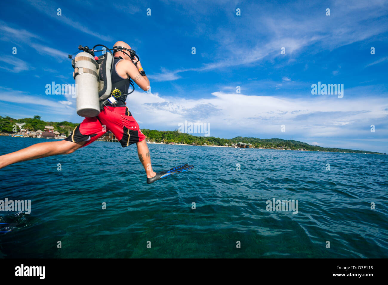 Scuba Diver Sprung aus Boot ins karibische Meer Stockfoto