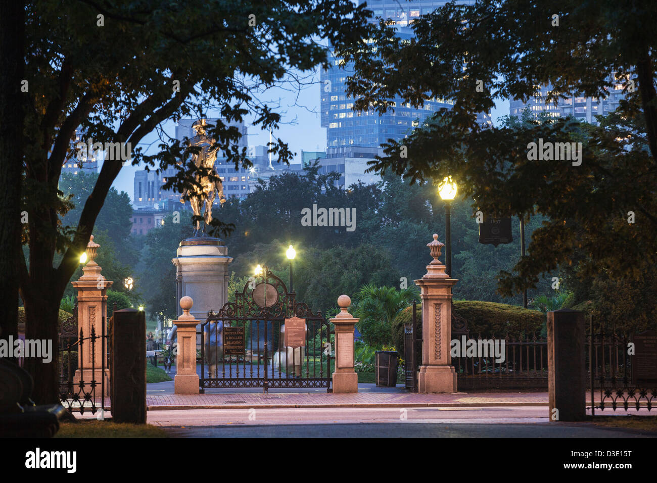 Boston Public Garden an der Dämmerung, Arlington Street, Boston, Massachusetts, USA Stockfoto
