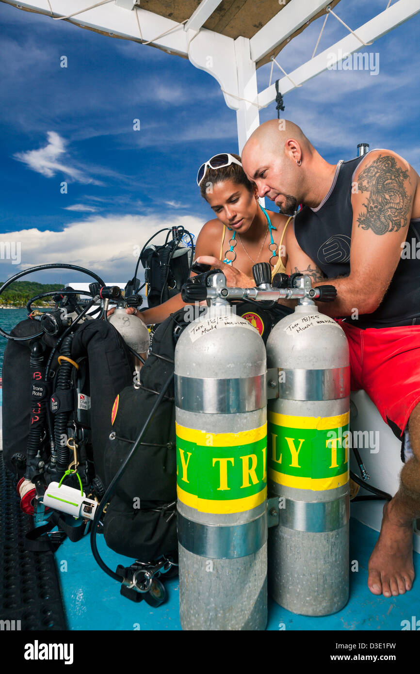 Taucher erstellen auf Boot vor Beginn technische Tauchgang Tauchplan Stockfoto