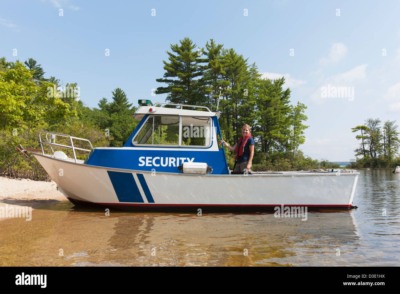 Tiefbau-Ingenieur auf Service Boot im reservoir Stockfoto