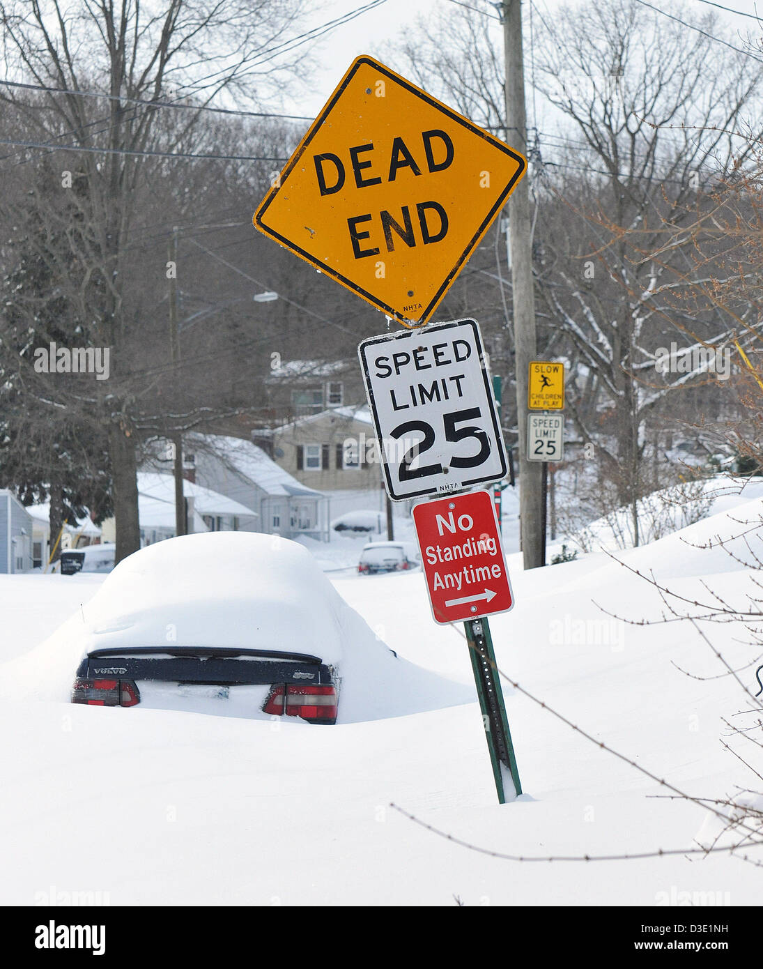 Autos im Schnee aufgetürmt, nachdem Blizzard Nemo Connecticut, dumping Rekord Schneefälle getroffen. Der Ausnahmezustand wurde nach Sturm erklärt. Stockfoto