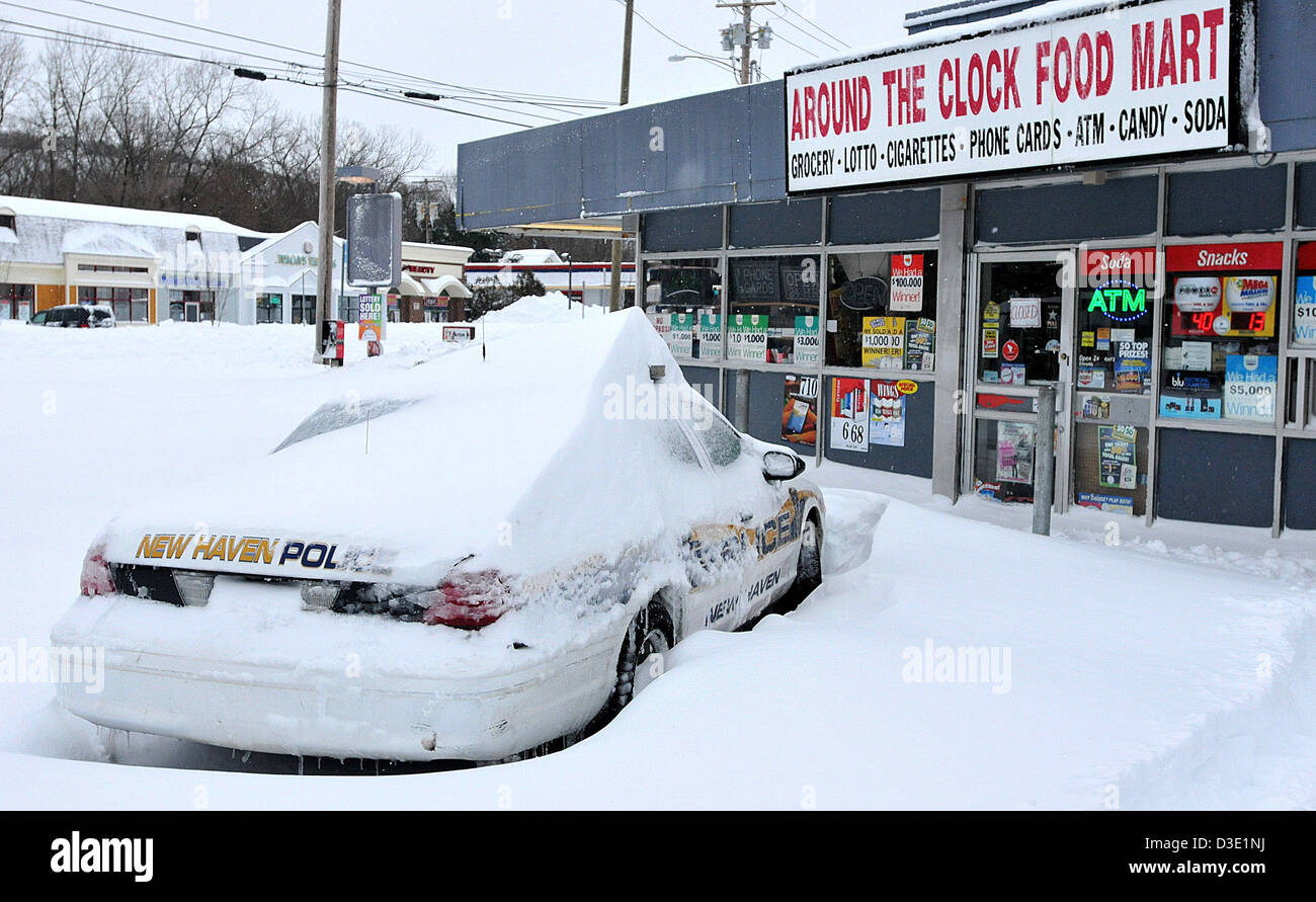 New Haven Connecticut Polizeiauto aufgegeben, während die Blizzard Nemo, die gedumpten Rekord Schneefall in Connecticut, USA Stockfoto