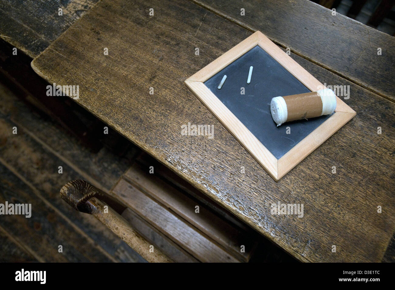 Tablet-persönliche Tafel mit Kreide und Schwamm auf Schülers Schreibtisch in der Meiji-Zeit (1868-1912) ehemalige Kaichi Schule in Matsumoto Stockfoto