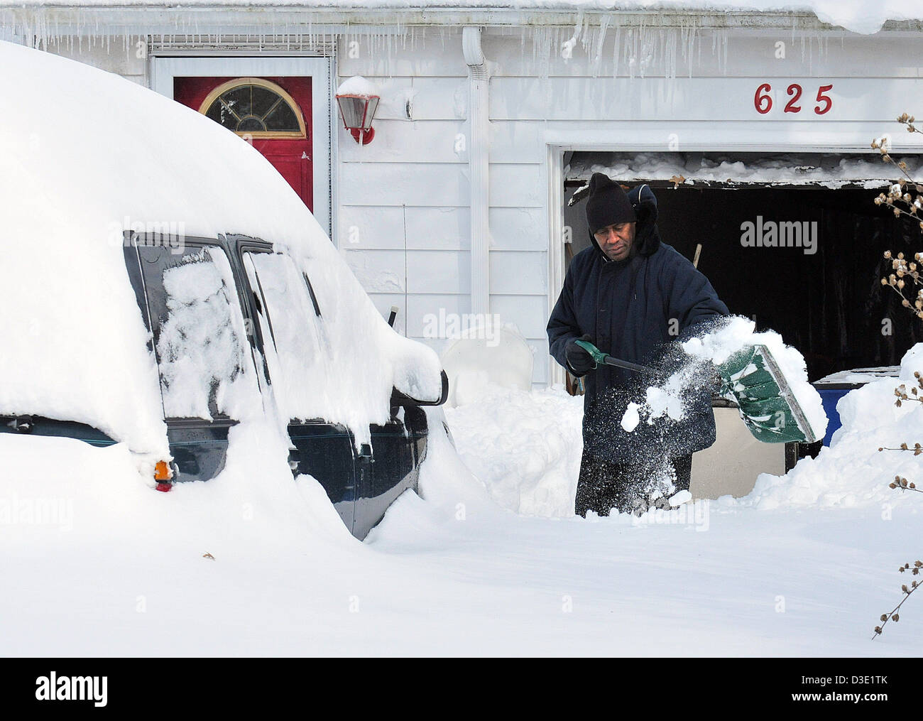 New Haven--Schaufeln ein Mannes entlang Brunnen Street in New Haven nach Nemo die schlimmsten Blizzard jemals CT treffen Stockfoto