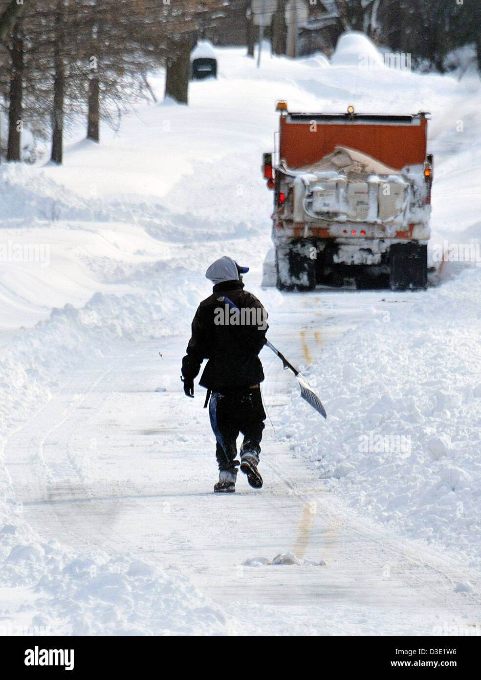 New Haven--geht ein Mann hinter, als ein CT DOT LKW Brunnen Street in New Haven Pflüge nach Sturm NEMO 40' Schnee in 24 Stunden gekippt Stockfoto