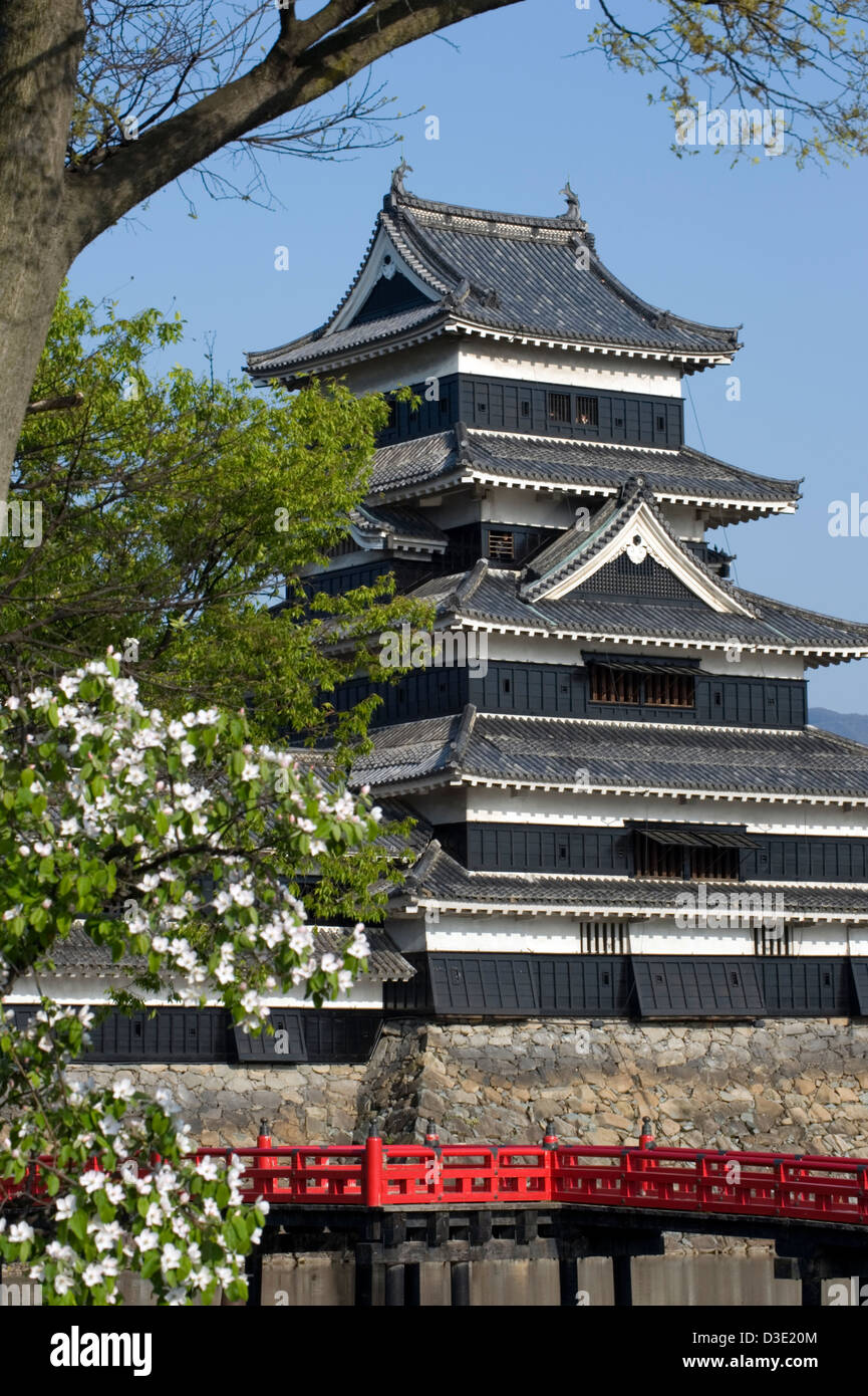 16. Jahrhundert Matsumoto Castle ist auch bekannt als Crow, ein nationaler Schatz von Japan durch Shimadachi Sadanaga Burg. Stockfoto