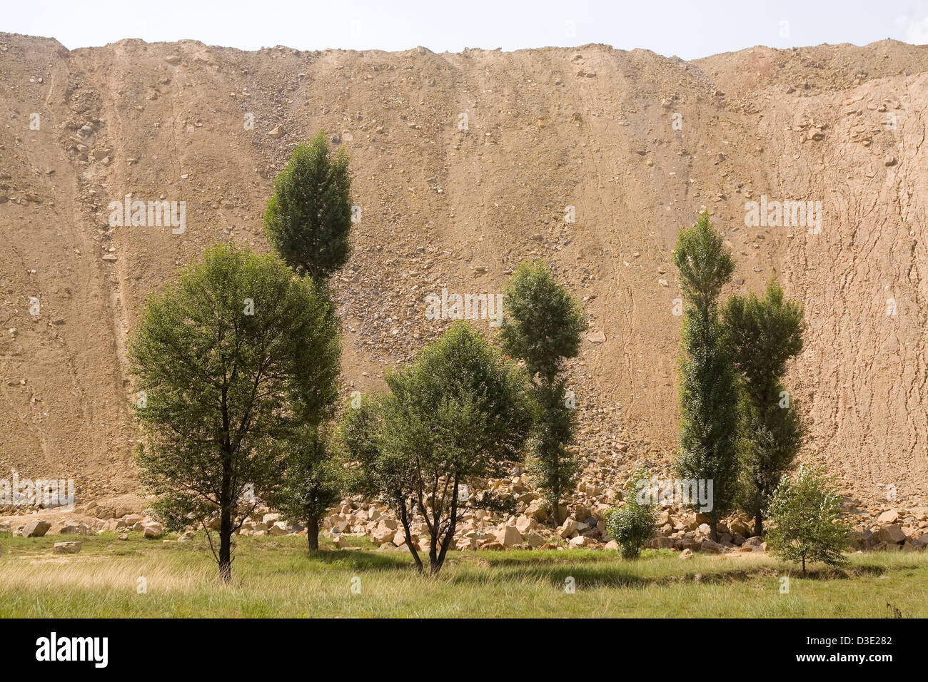 SHANG MAHUANGTOU Dorf, Provinz SHANXI, CHINA - AUGUST 2007: Eine Tai Bao Tagebau Kohlebergwerk verderben Heap mehr als 30 Meter hoch und mehrere Kilometer lang Stockfoto