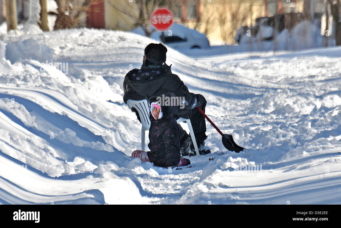 New Haven--ein Mann nimmt eine Auszeit vom Schaufeln entlang Marvelwood Drive in Westville. Stockfoto