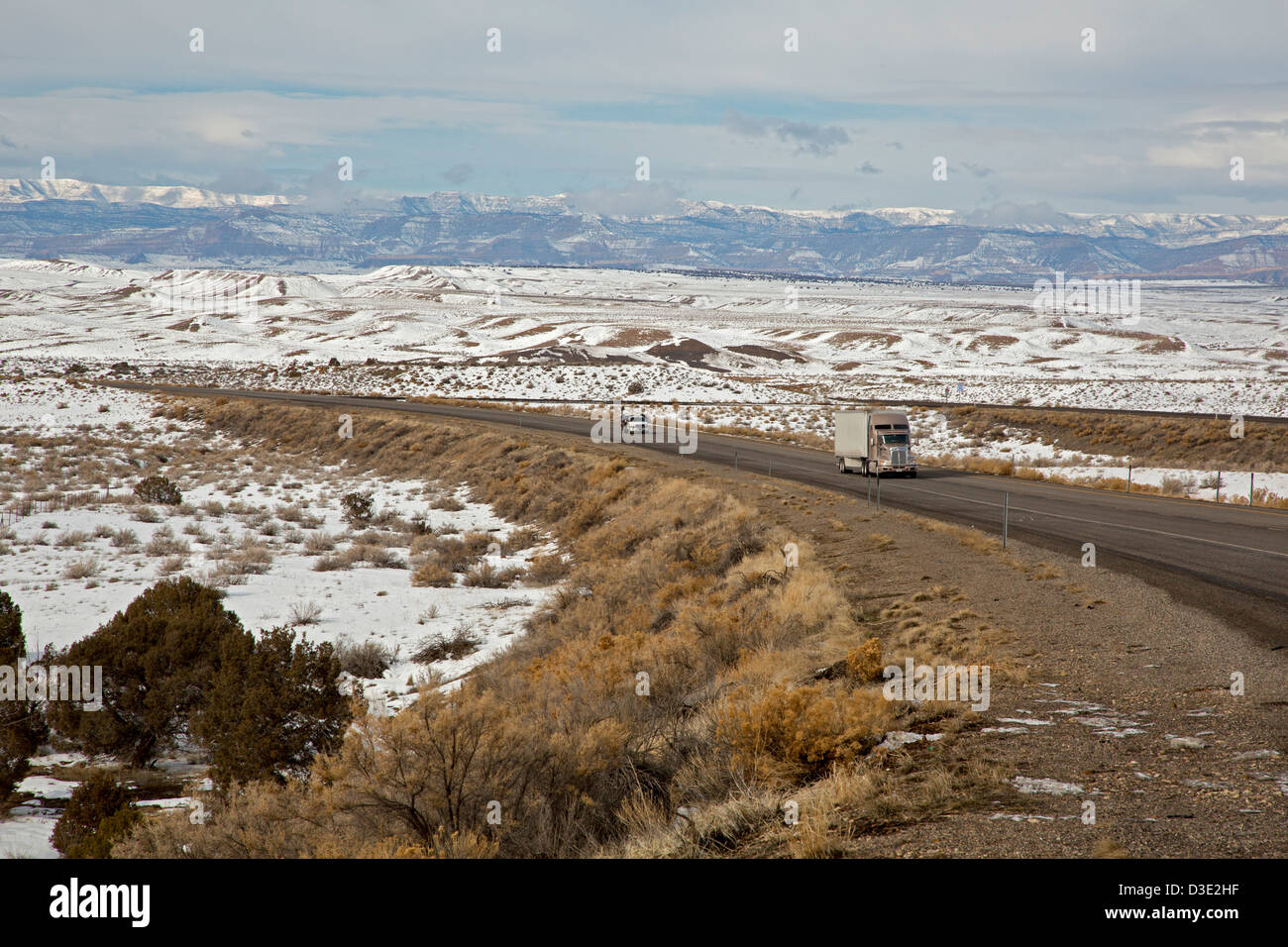 Cisco, Utah - LKW Reisen östlich auf der Interstate 70 im östlichen Utah im Winter. Stockfoto