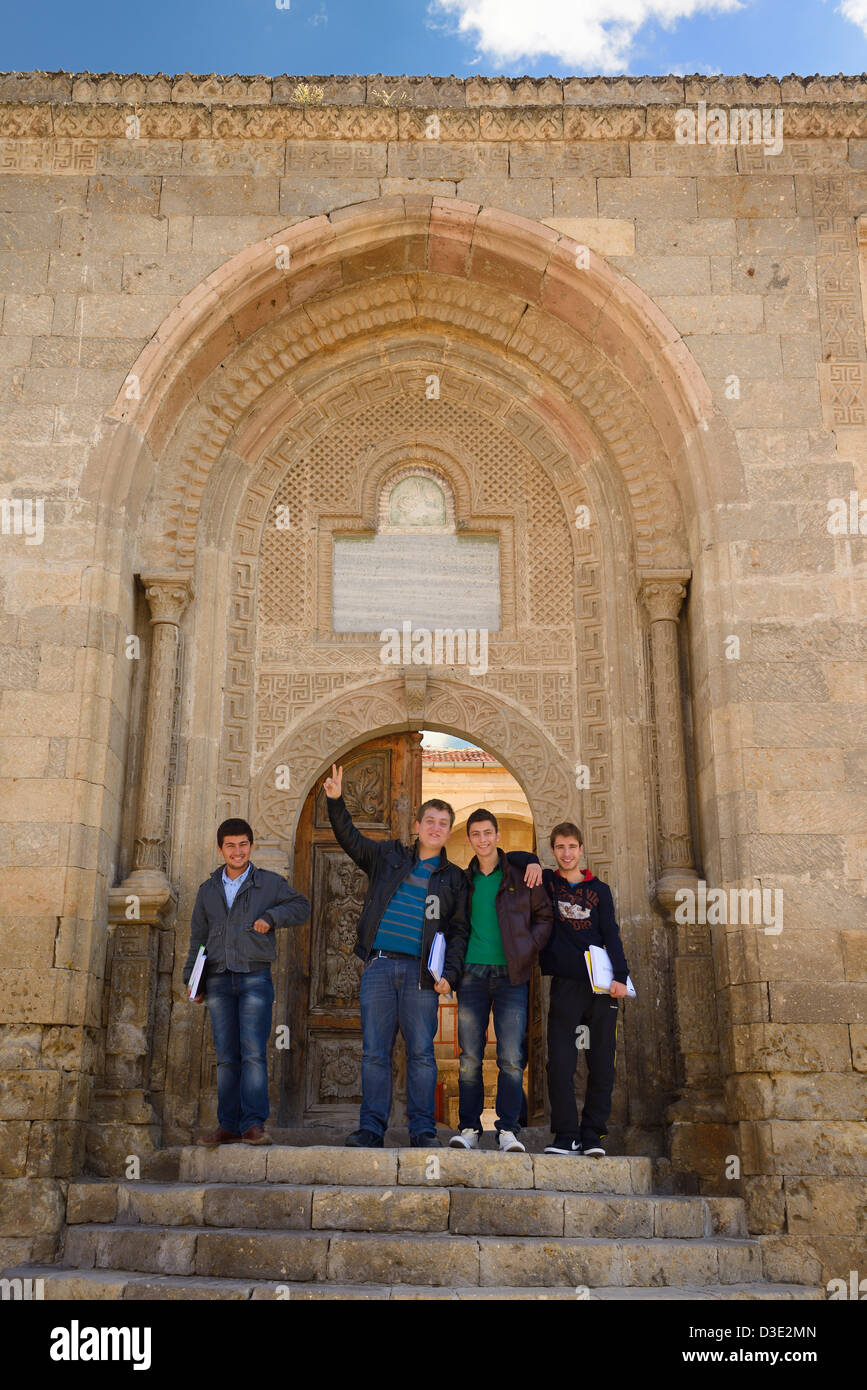 Studenten in der Tür der Cappadocia Berufsschule in mustafapasa Türkei Stockfoto