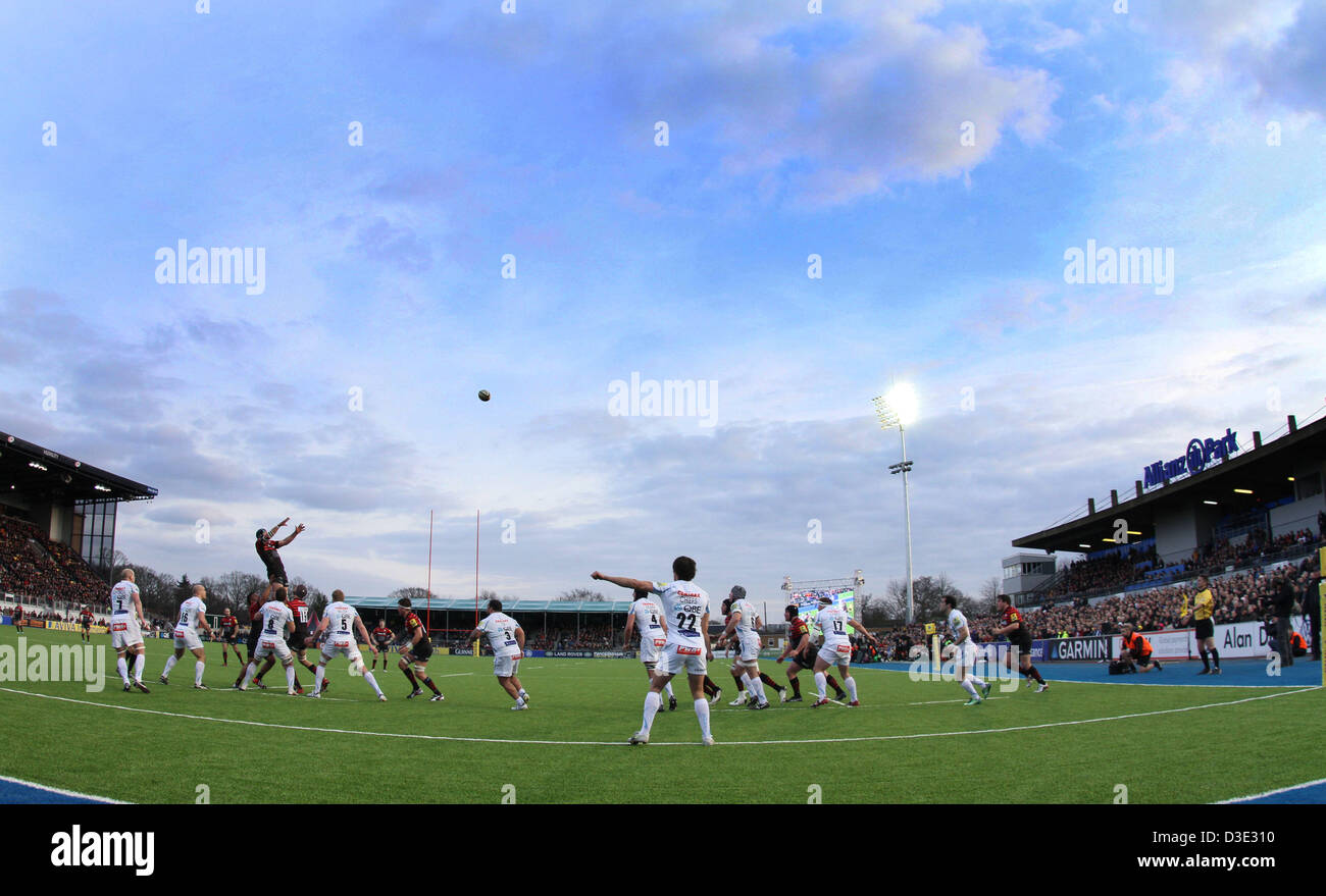 Hendon, Nord-London, UK Sarazenen V Exeter Chiefs Rugby-16. Februar 2013 Gesamtansicht der Allianz Park am Line-Out. Bild: Paul Marriott Fotografie/Alamy Live-Nachrichten Stockfoto