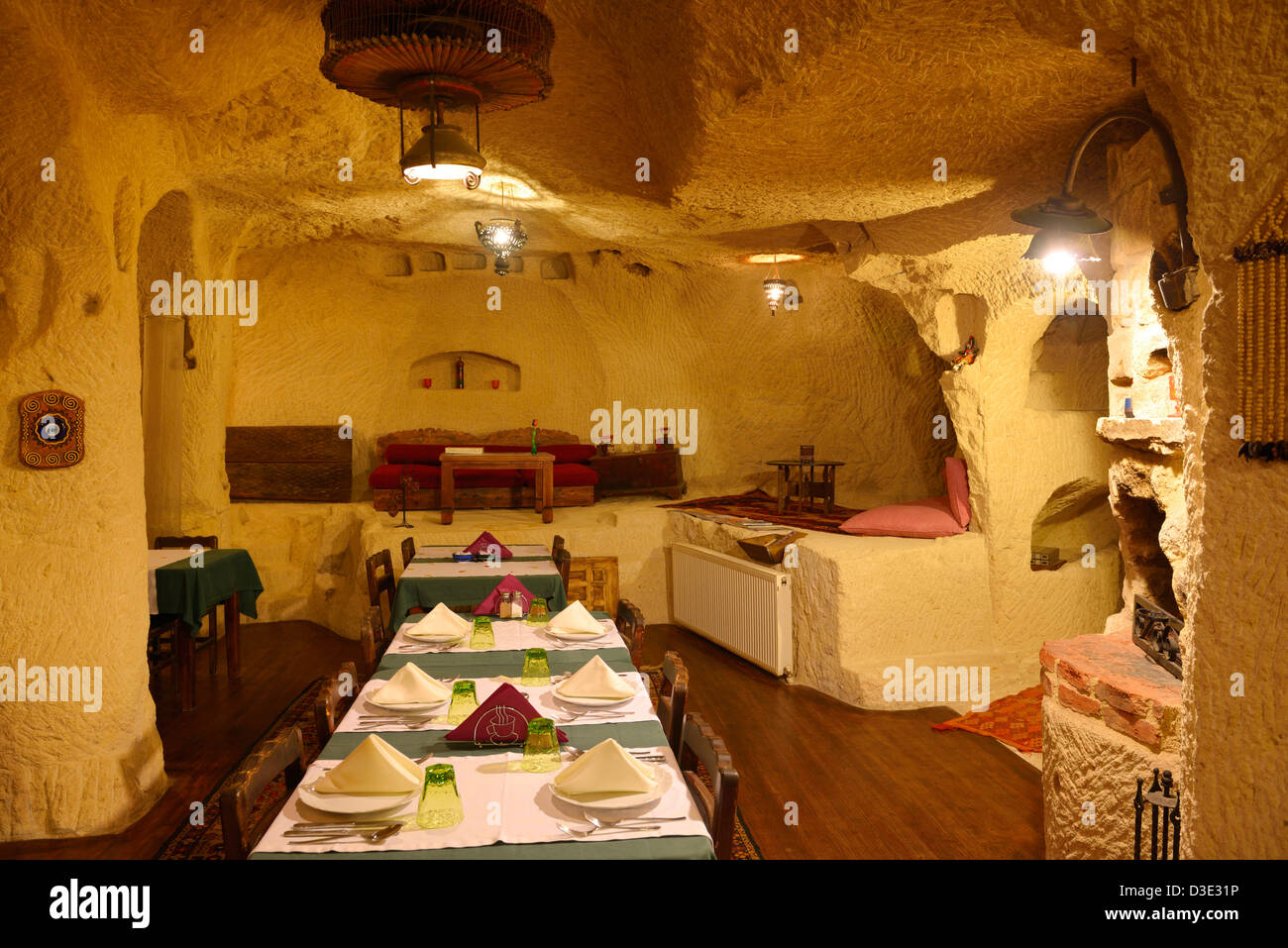 Interieur von urgup evi Rock House Cave Hotel Speisesaal geschnitzt aus vulkanischen Tuff in Kappadokien Türkei Stockfoto