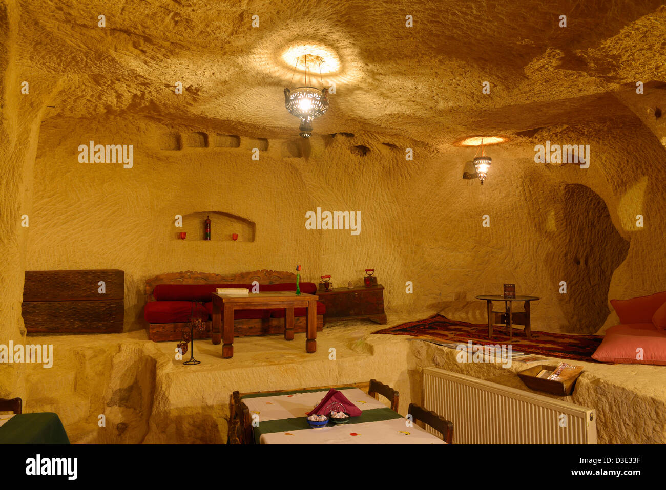 Innere des Urgup Evi Rock House cave Hotelrestaurant geschnitzt aus Vulkantuff in Cappadocia Türkei Stockfoto