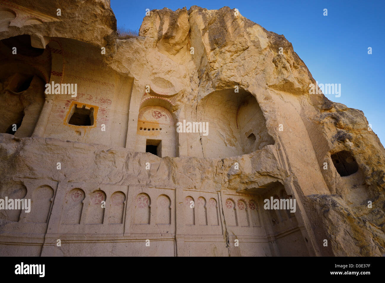 Zusammengebrochen Äußere des dunklen Kirche Höhle im Tal von Göreme Open Air Museum Kappadokien Türkei Stockfoto