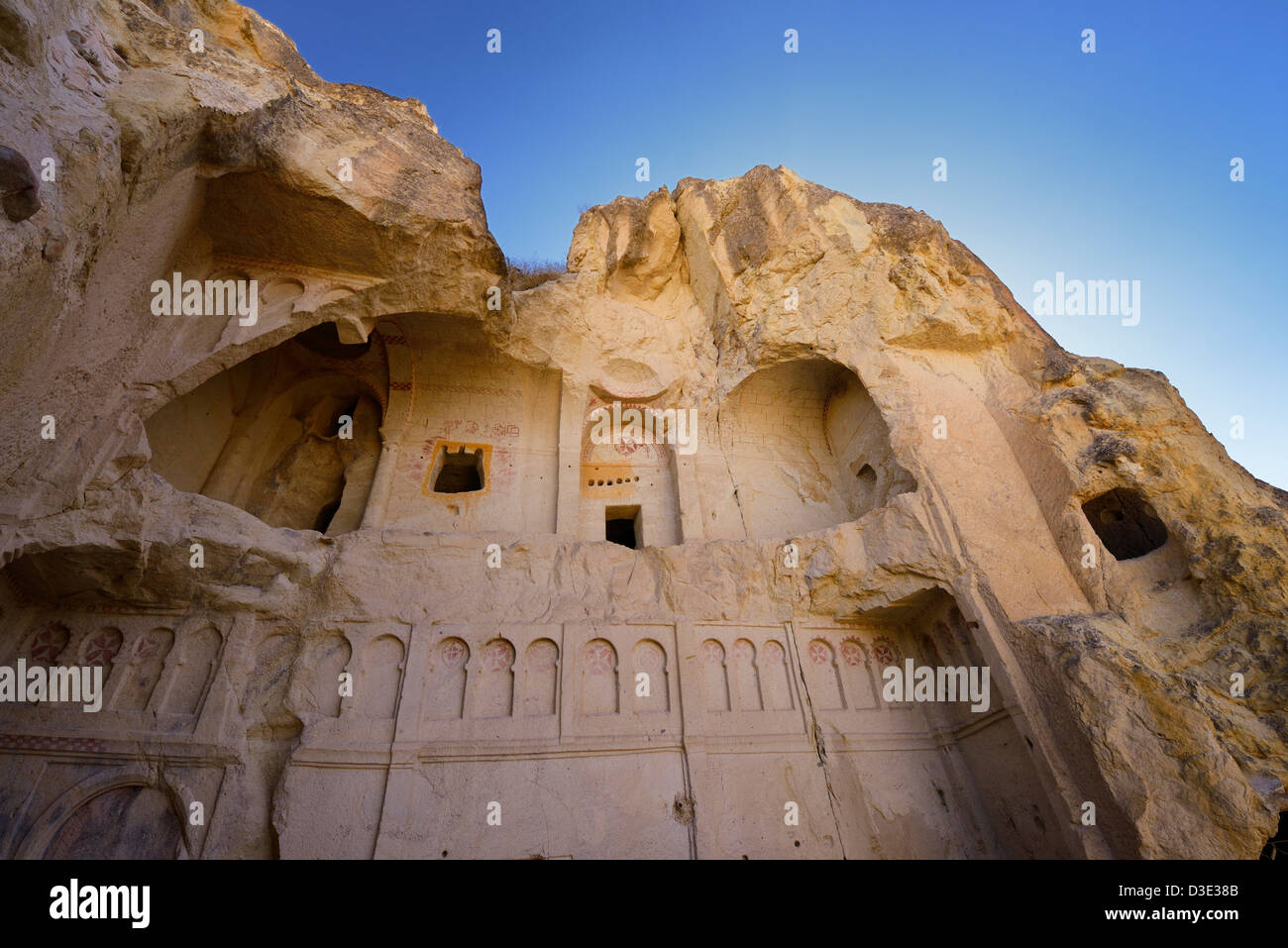 Zerkleinerten Exterieur der dunklen Kirche christliche Kloster Höhle im Göreme Tal Open Air Museum Kappadokien Türkei Stockfoto