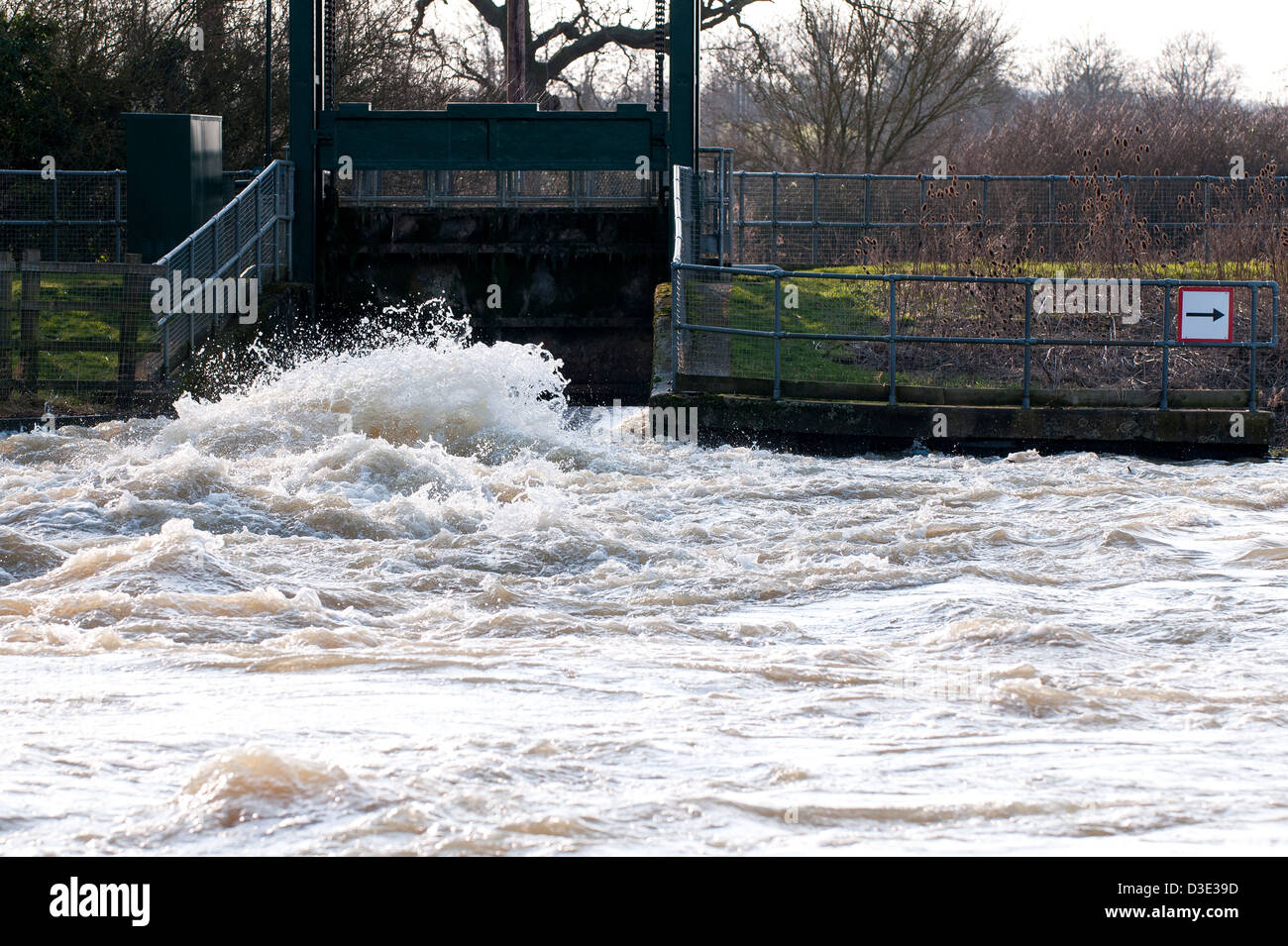 Die Schleuse bei Alwalton Lock in der Nähe von Peterborough geöffnet während der schweren Flut Fluss fließen. Stockfoto