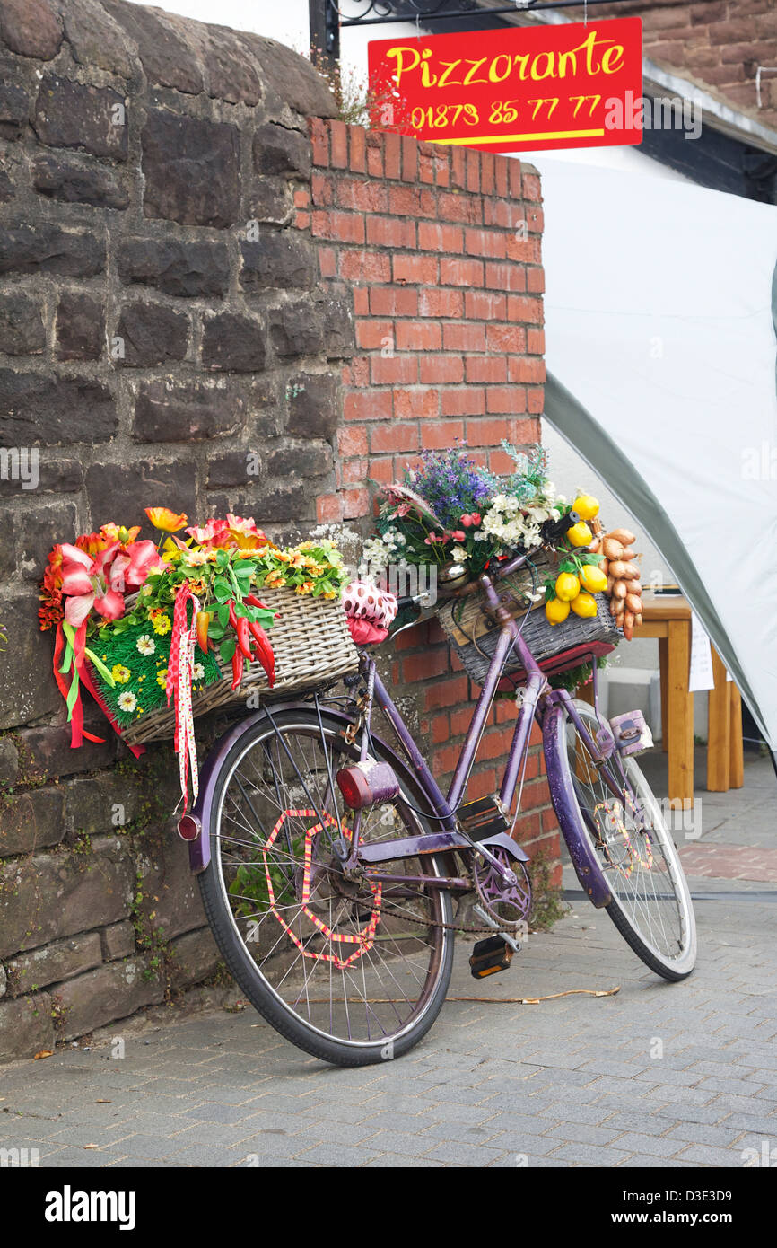 Bunte Fahrrad geschmückt mit Obst & Gemüse außerhalb italienisches Restaurant Abergavenny Food Festival, South Wales Stockfoto