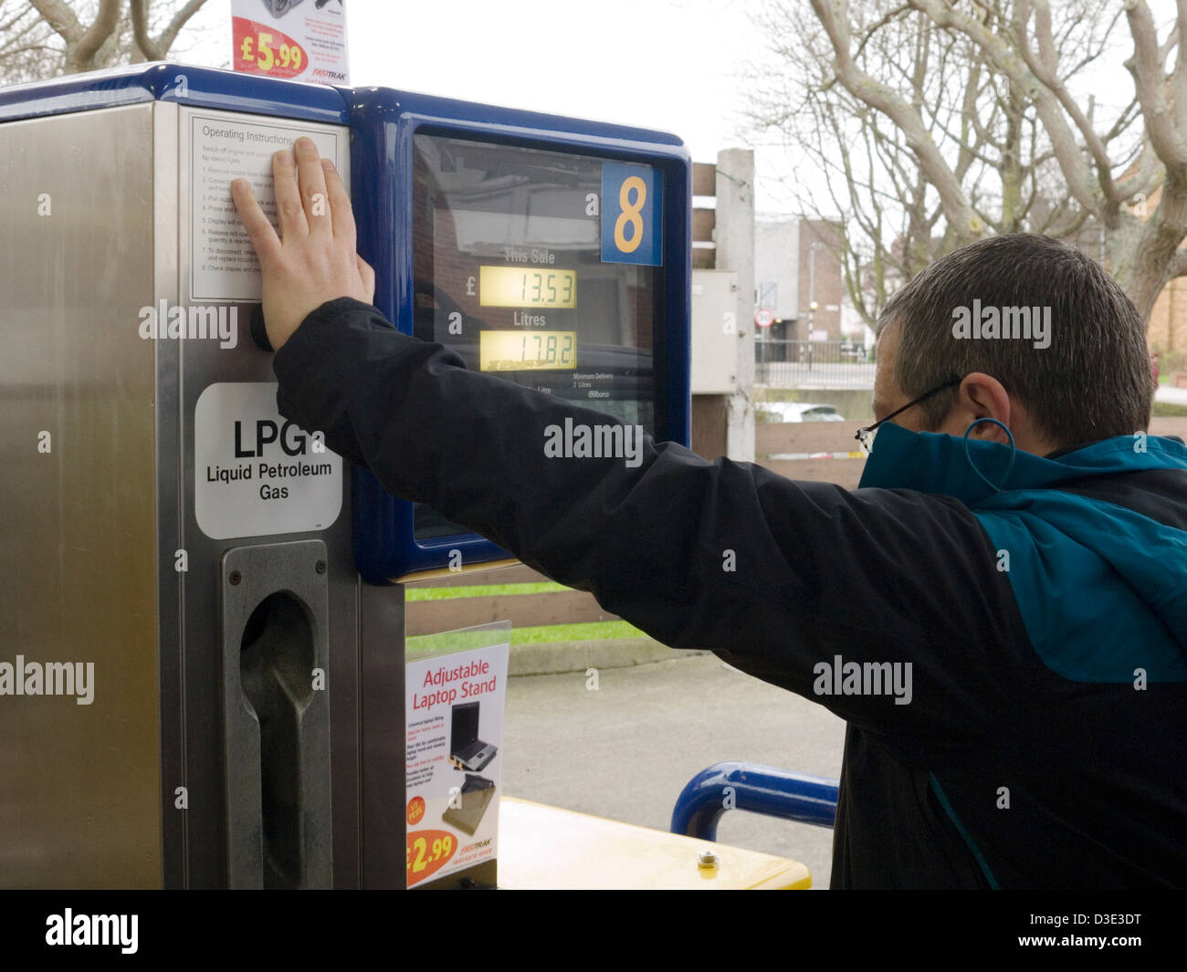 Mann füllt sich ein Auto mit lpg-Kraftstoff Stockfoto