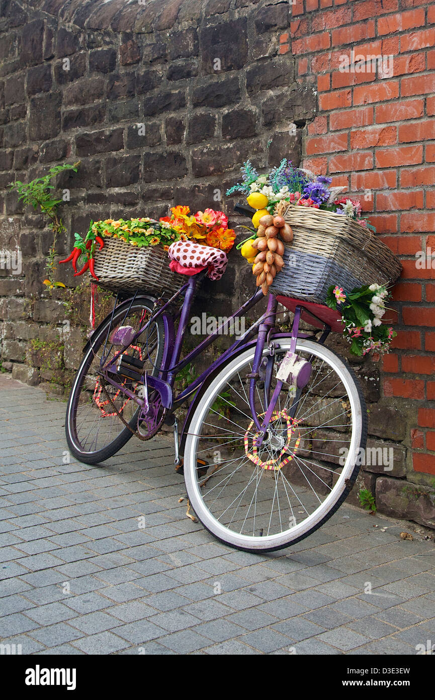 Bunte Fahrrad geschmückt mit Obst & Gemüse außerhalb italienisches Restaurant Abergavenny Food Festival, South Wales Stockfoto