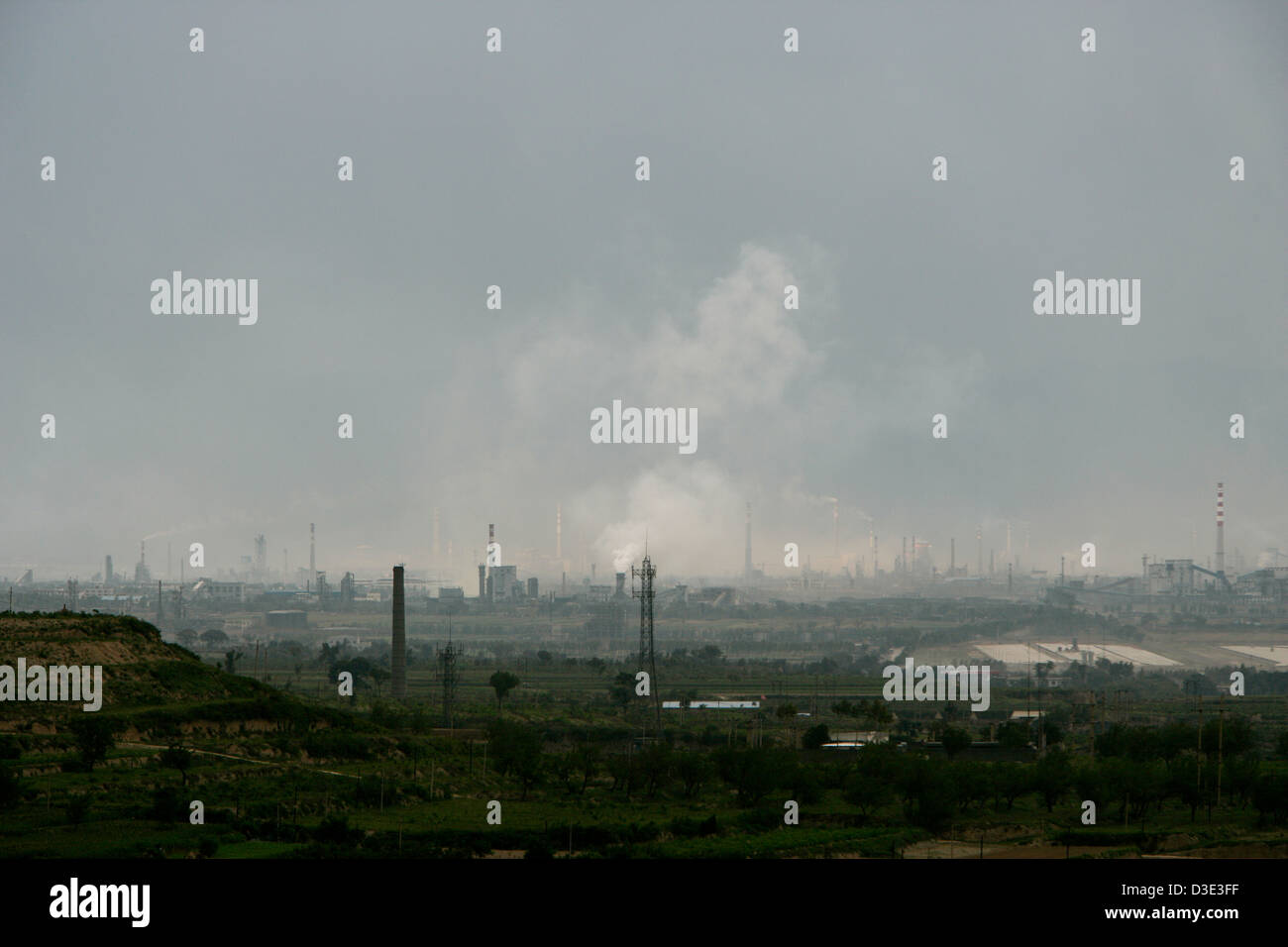 YANG MIAN, Provinz SHANXI, CHINA - AUGUST 2007: Industrielle Verschmutzung durch Verkokung Werke, Stahl und Zement Fabriken füllt die Luft. Stockfoto