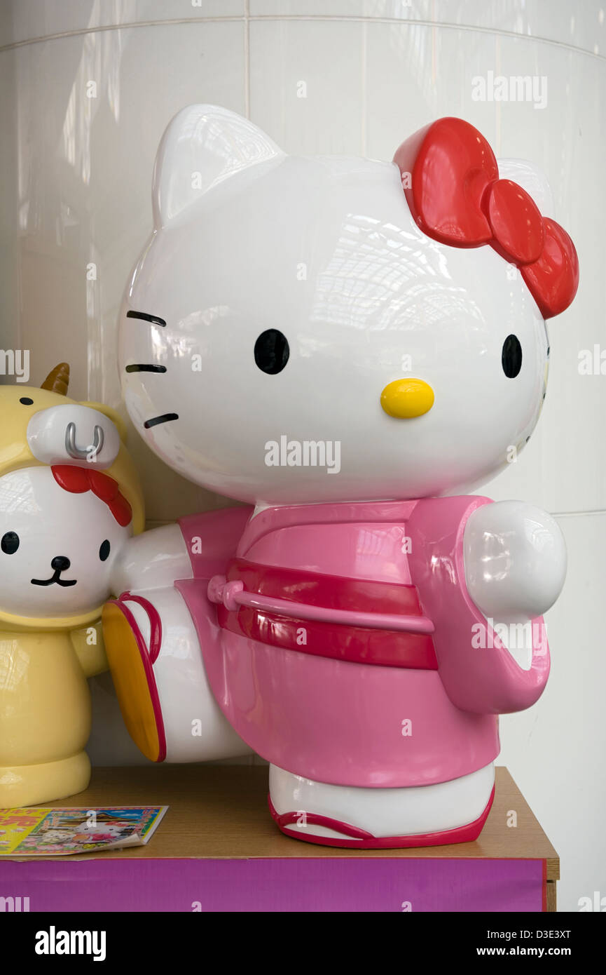 Weltweit, ewig beliebte Hello Kitty Charakter von Sanrio als Kunststoff Sammler Figur tragen rosa Kimono geliebt Stockfoto