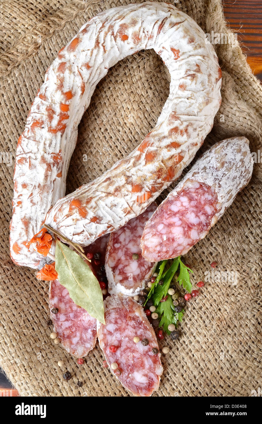 Salami Wurst und Gewürzen auf das Gewebe Stockfoto