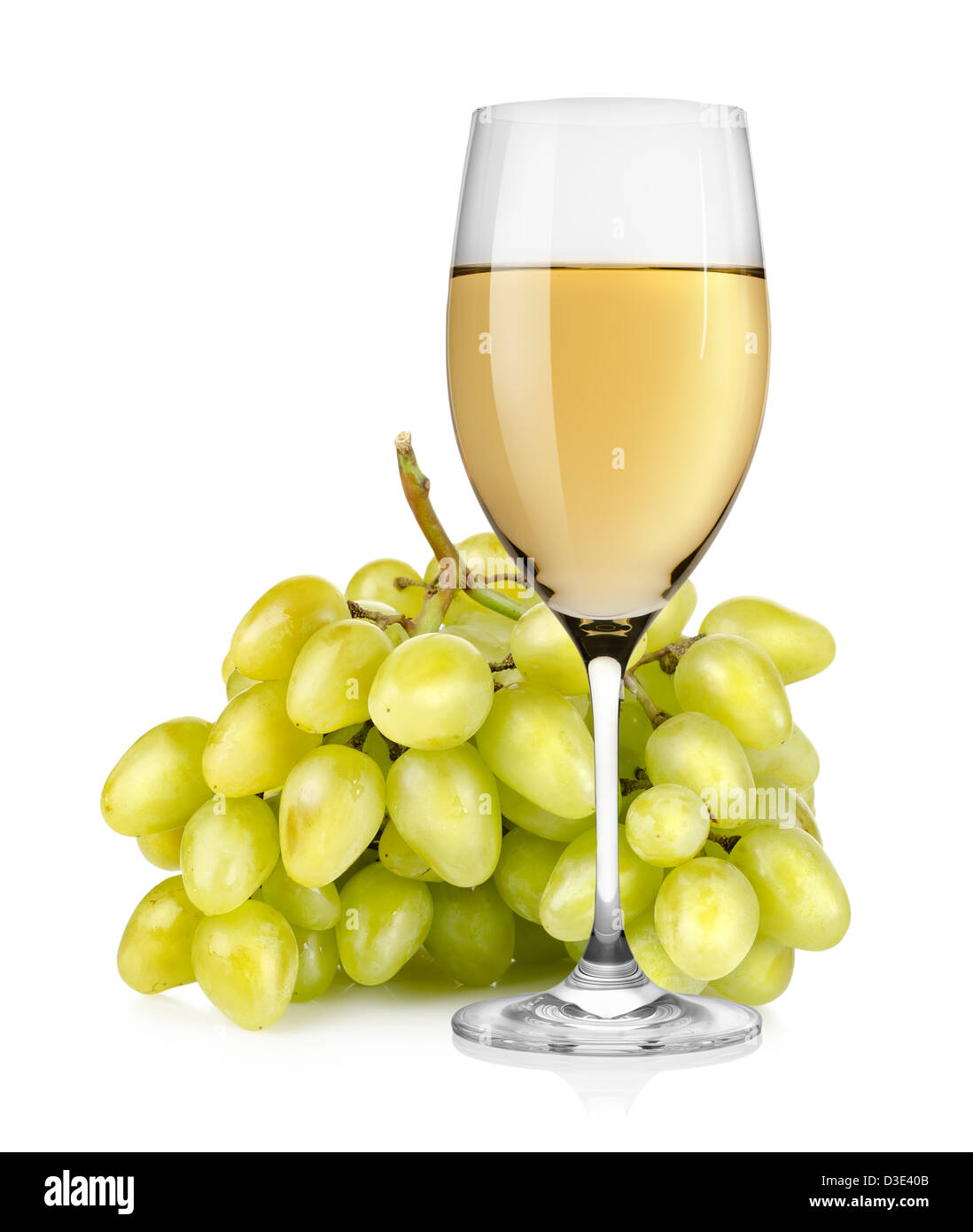 Weinglas und grüne Weintraube isoliert auf weißem Hintergrund Stockfoto