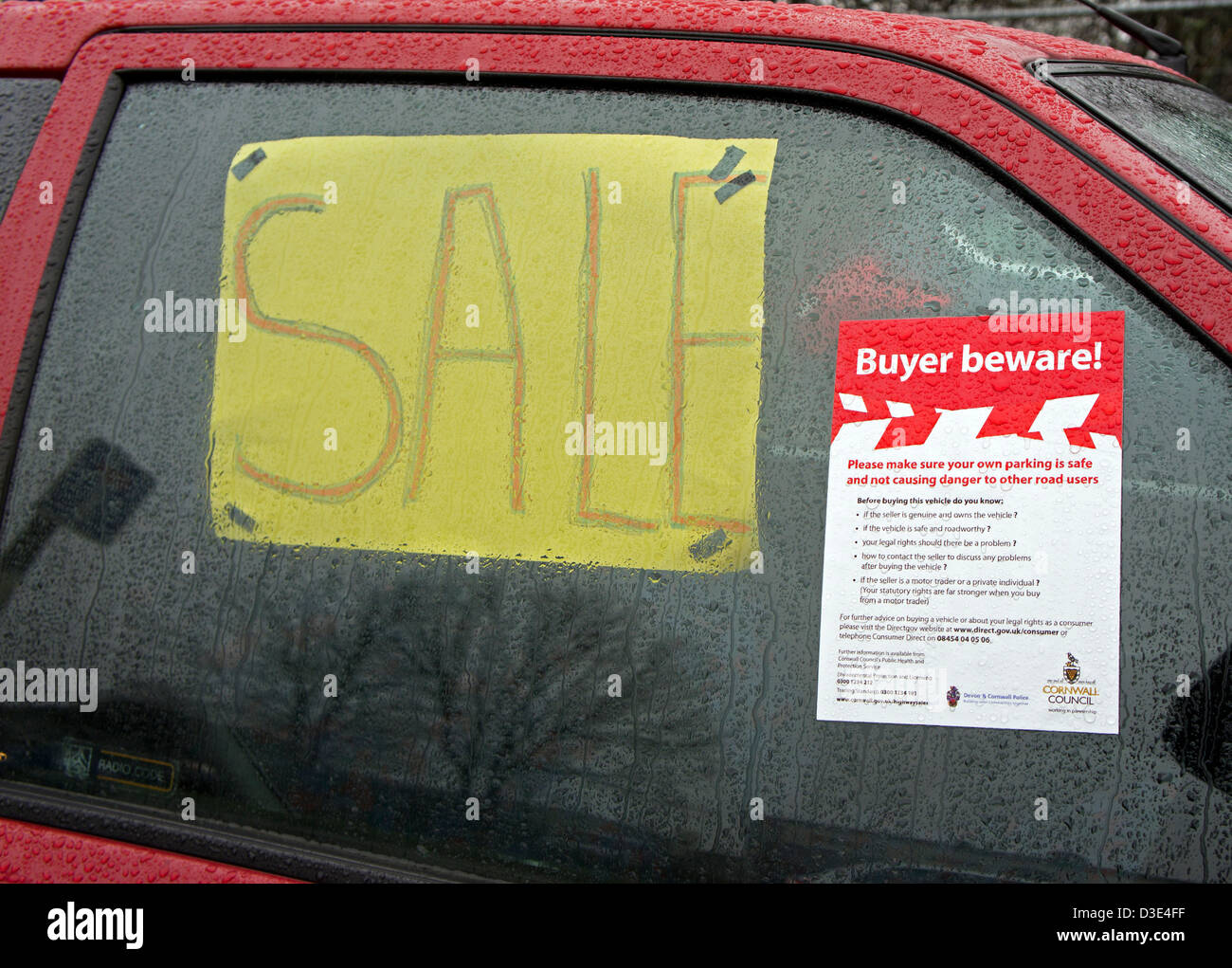 Ein Gemeinderat "Käuferschutz" Zeichen auf einen Gebrauchtwagen zum Verkauf am Straßenrand Stockfoto