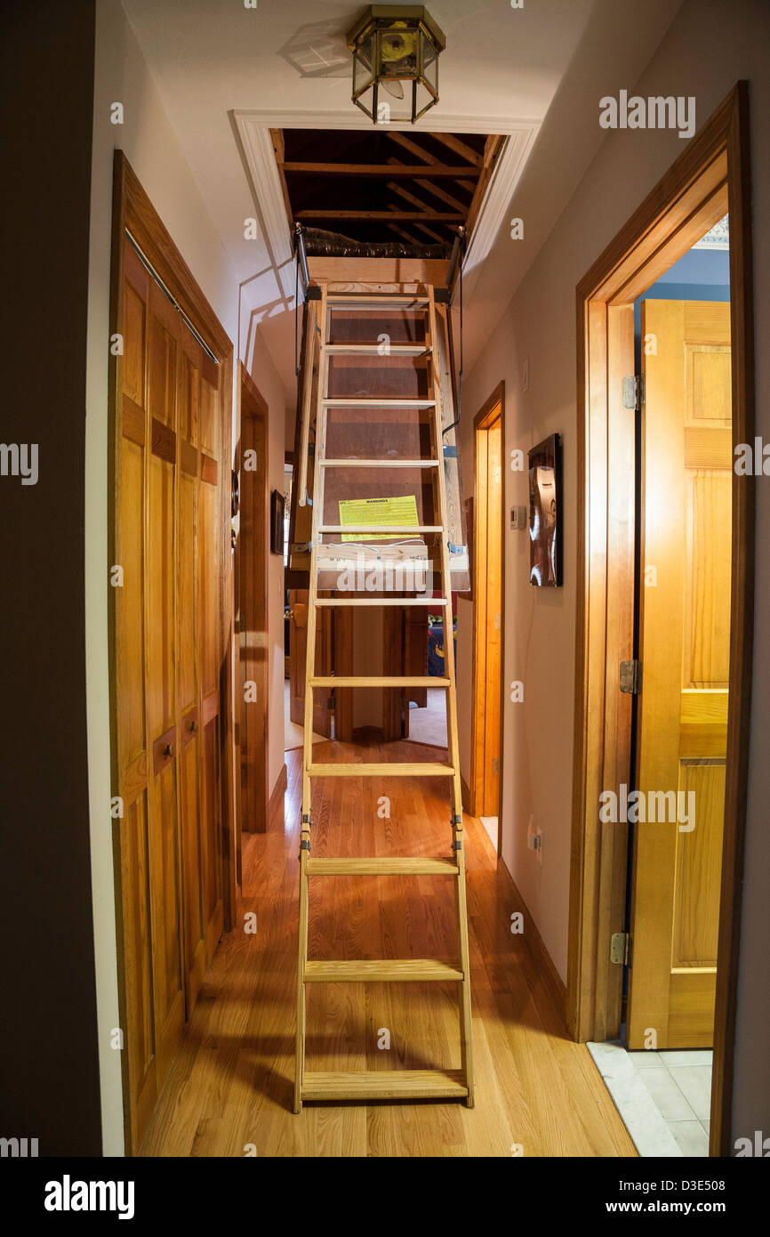 Pull-Down Dachgeschoss Treppe, Falltür im Flur des gehobenen Wohn-Haus, USA Stockfoto