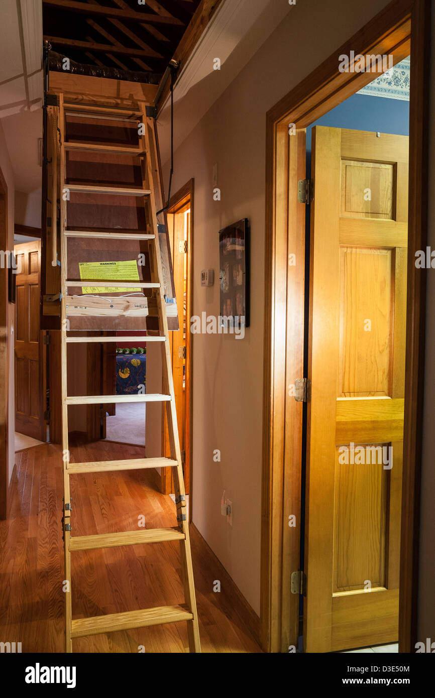 Pull-Down Dachgeschoss Treppe, Falltür im Flur des gehobenen Wohn-Haus, USA Stockfoto