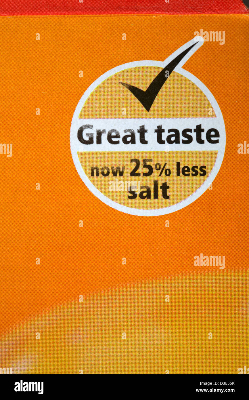 Guten Geschmack jetzt 25 % weniger Salz Informationen auf Packung von Tesco Corn Flakes Getreide Stockfoto