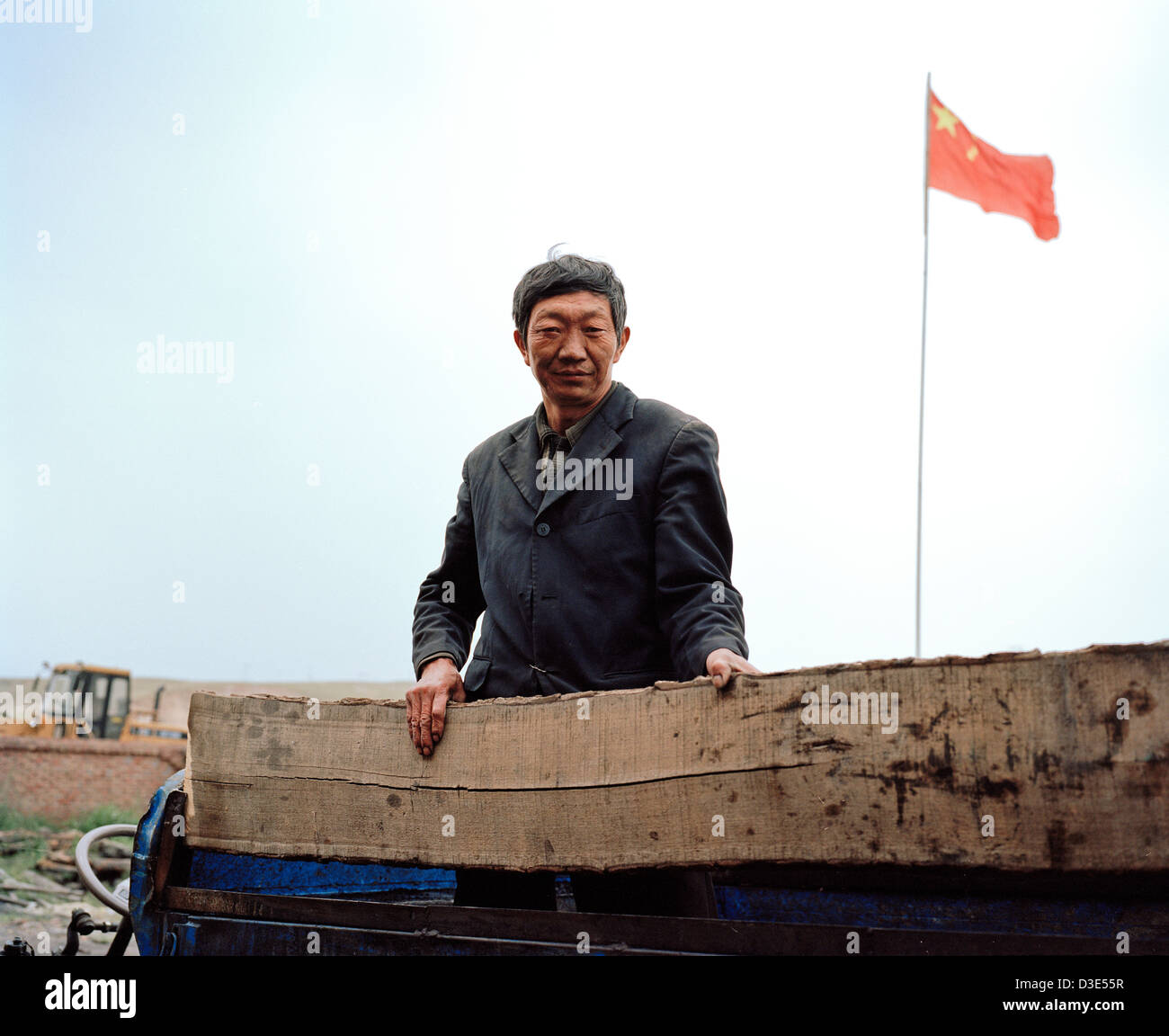 ORDOS, Innere Mongolei, CHINA - AUGUST 2007: Liu Fang Cheng, Bergmann, 50, Reparaturen seine Kohle-LKW bei der kleinen privaten Qin Sheng mine. Stockfoto