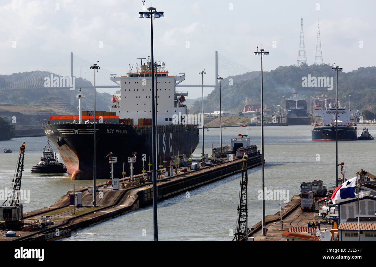 Schiffe in Miraflores Schleusen des Panama-Kanals Stockfoto