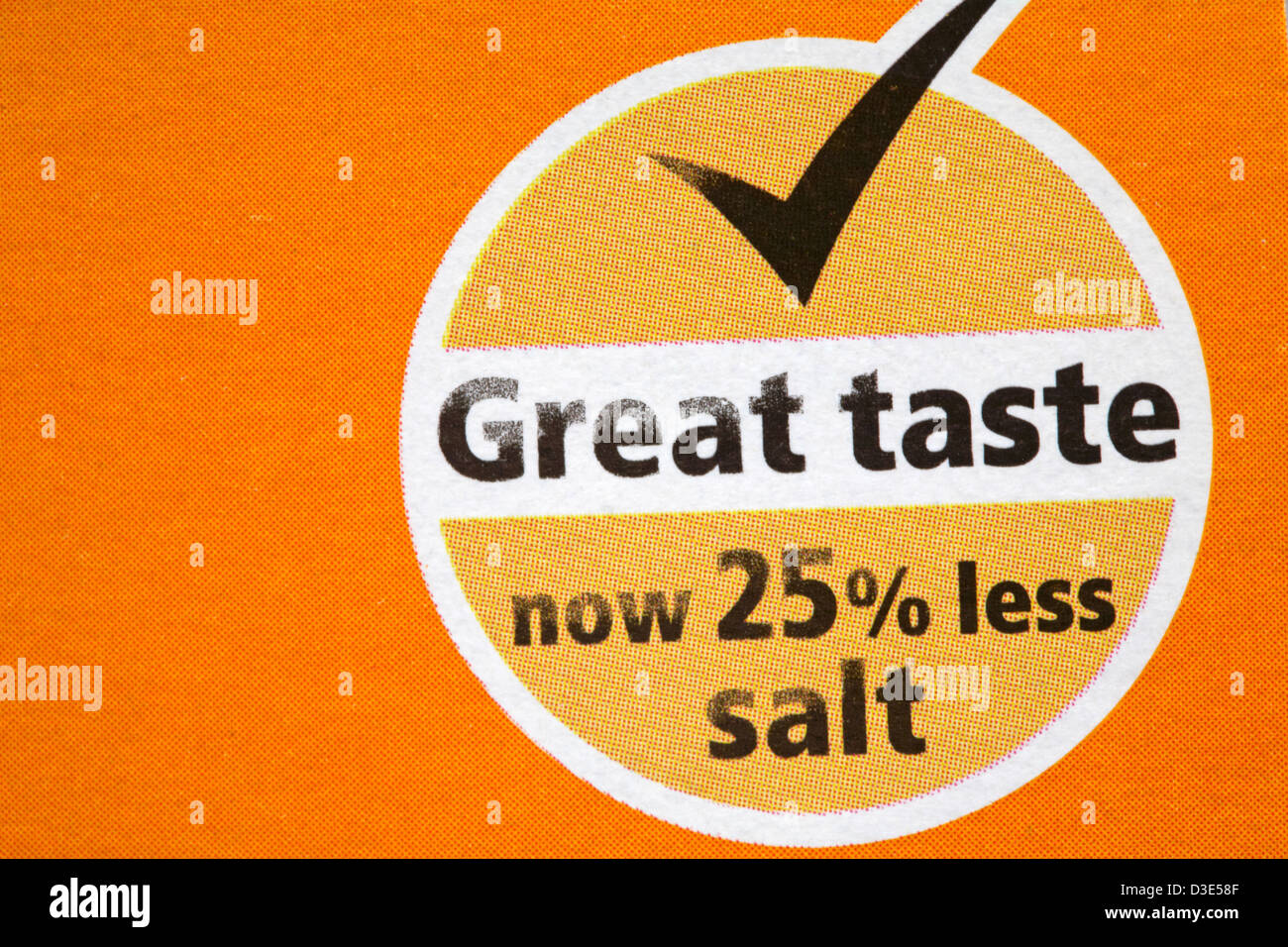 Guten Geschmack jetzt 25 % weniger Salz Informationen auf Packung von Tesco Corn Flakes Getreide Stockfoto