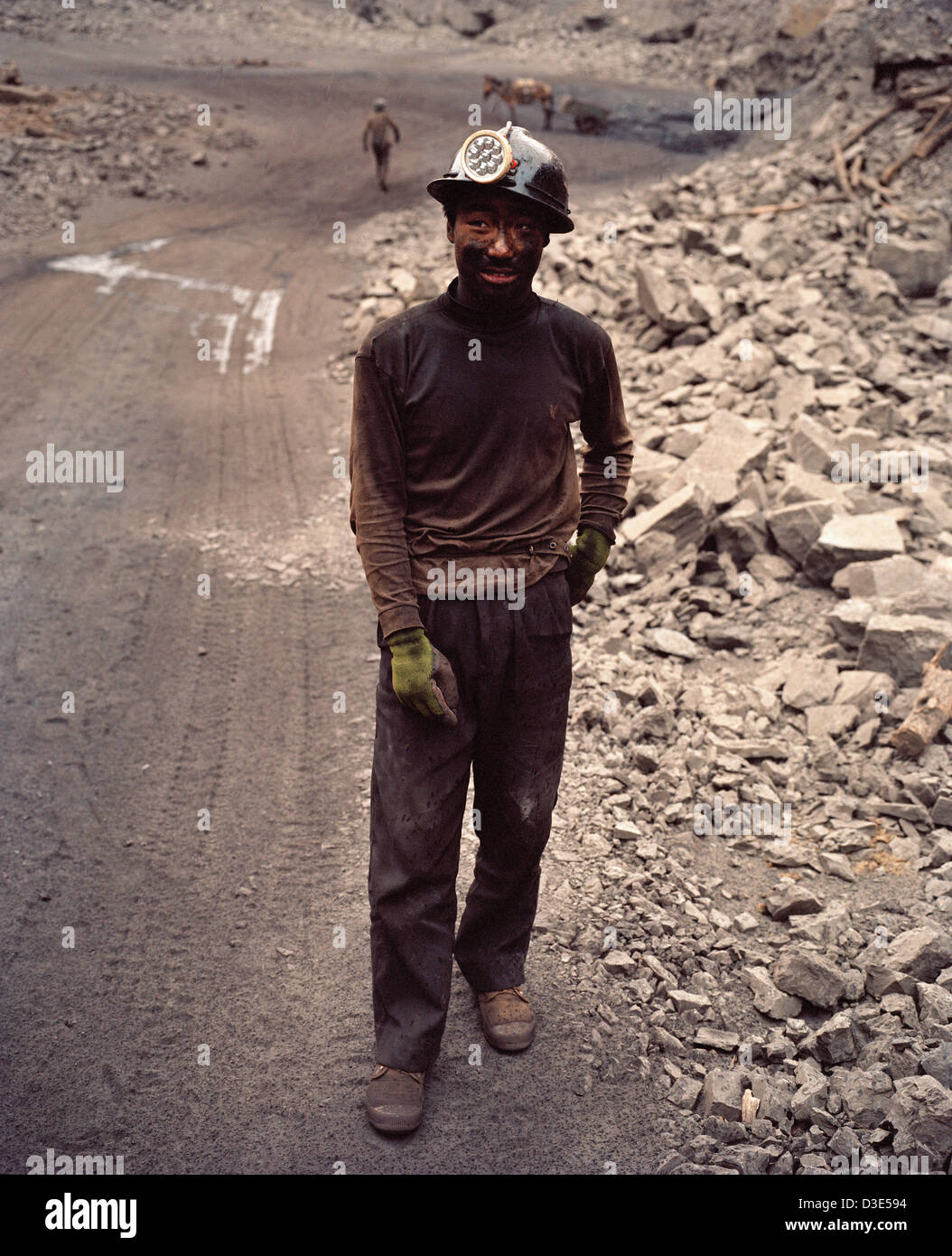 WU HAI, Innere Mongolei, CHINA - AUGUST 2007: Ein Bergmann verlässt eine illegale Tagebau Grube im Feld Wuda Kohle am Ende seiner Schicht. Stockfoto