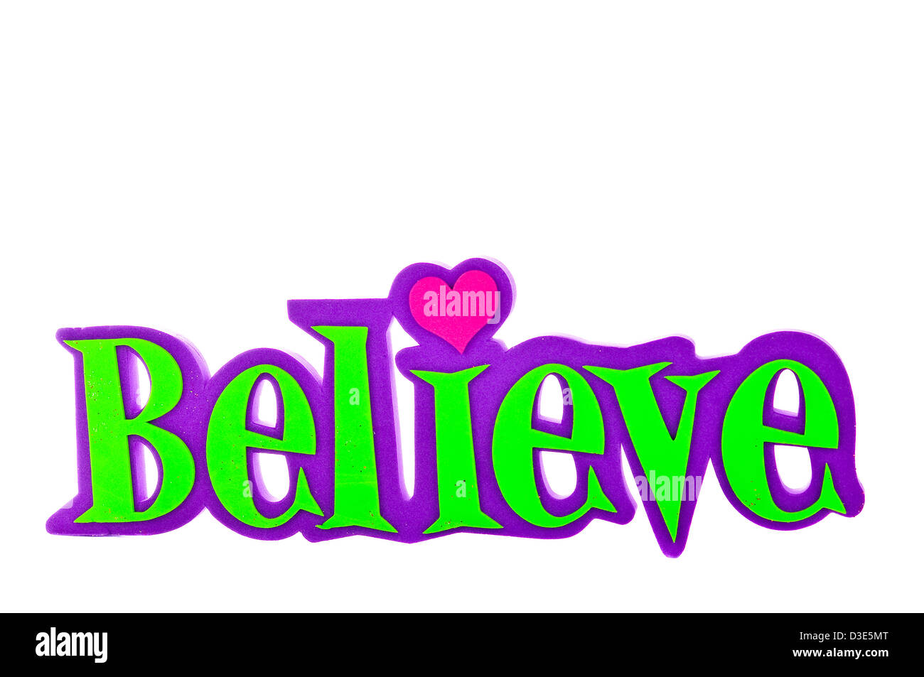 Wort-Zauber glauben in grün und lila Buchstaben; isoliert auf weißem Hintergrund. Stockfoto