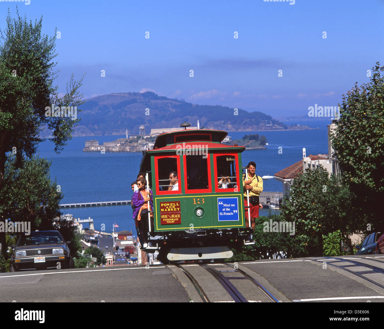 Cable Car an der Hyde Street mit Alcatraz Island im Hintergrund, San Francisco, California, Vereinigte Staaten von Amerika Stockfoto
