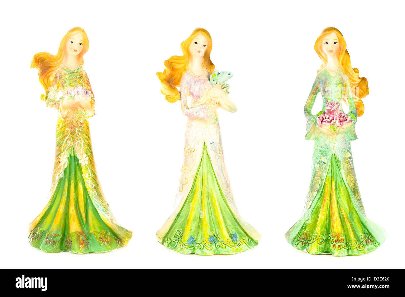 Drei hübsche Dame Statuen alle gekleidet und hält Blumen; isoliert auf weißem Hintergrund. Stockfoto