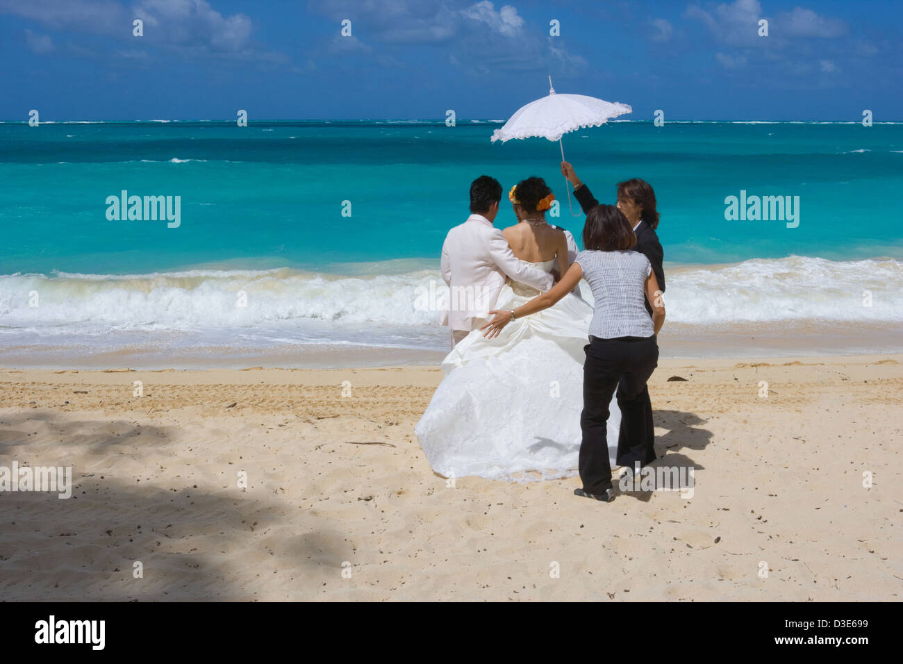 Ein japanisches Ehepaar immer bereit, in Hawaii am Strand heiraten. Stockfoto