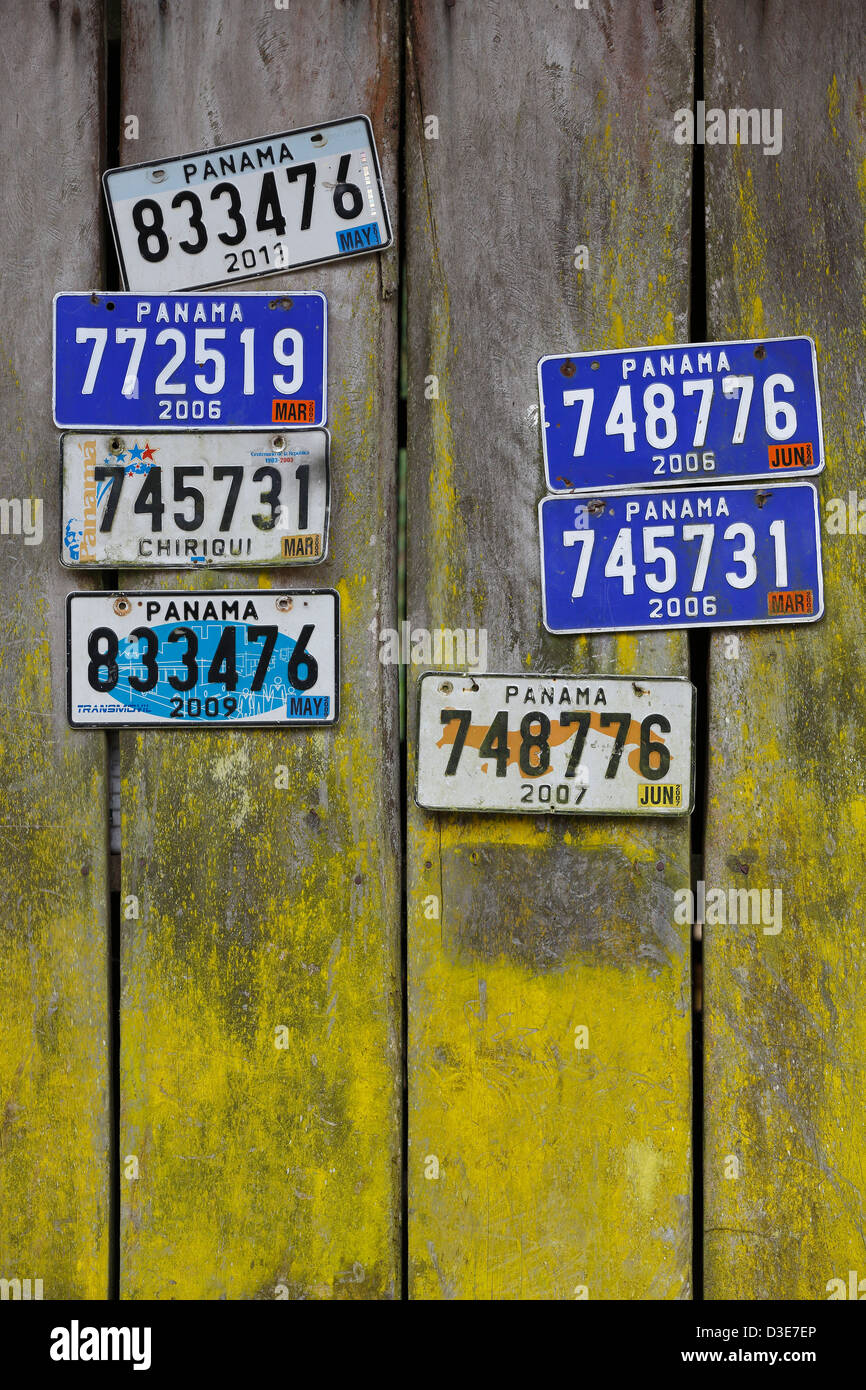 Kfz-Kennzeichen auf verwitterte Scheune, Guadalupe, Panama Stockfoto