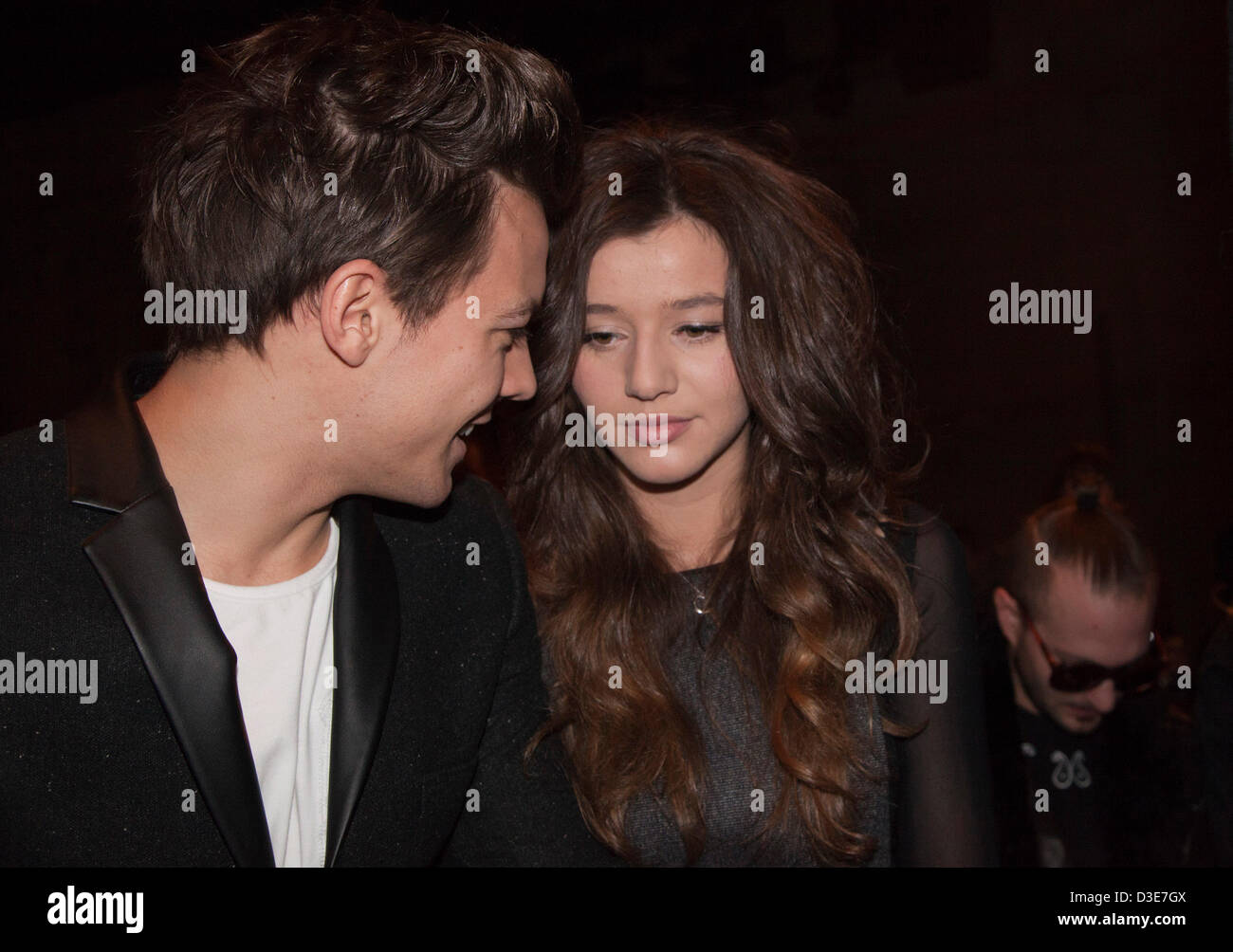 Sonntag, 17. Februar 2013, London, England, Vereinigtes Königreich. Louis Tomlinson der Gruppe One Direction und Freundin Eleanor Calder, Startreihe auf die einzigartige Show. Einzigartig für Topshop entworfen durch Emma Farrow zeigen auf die Tanks in der Tate Modern in London Fashion Week. Foto: CatwalkFashion/Alamy Live-Nachrichten Stockfoto