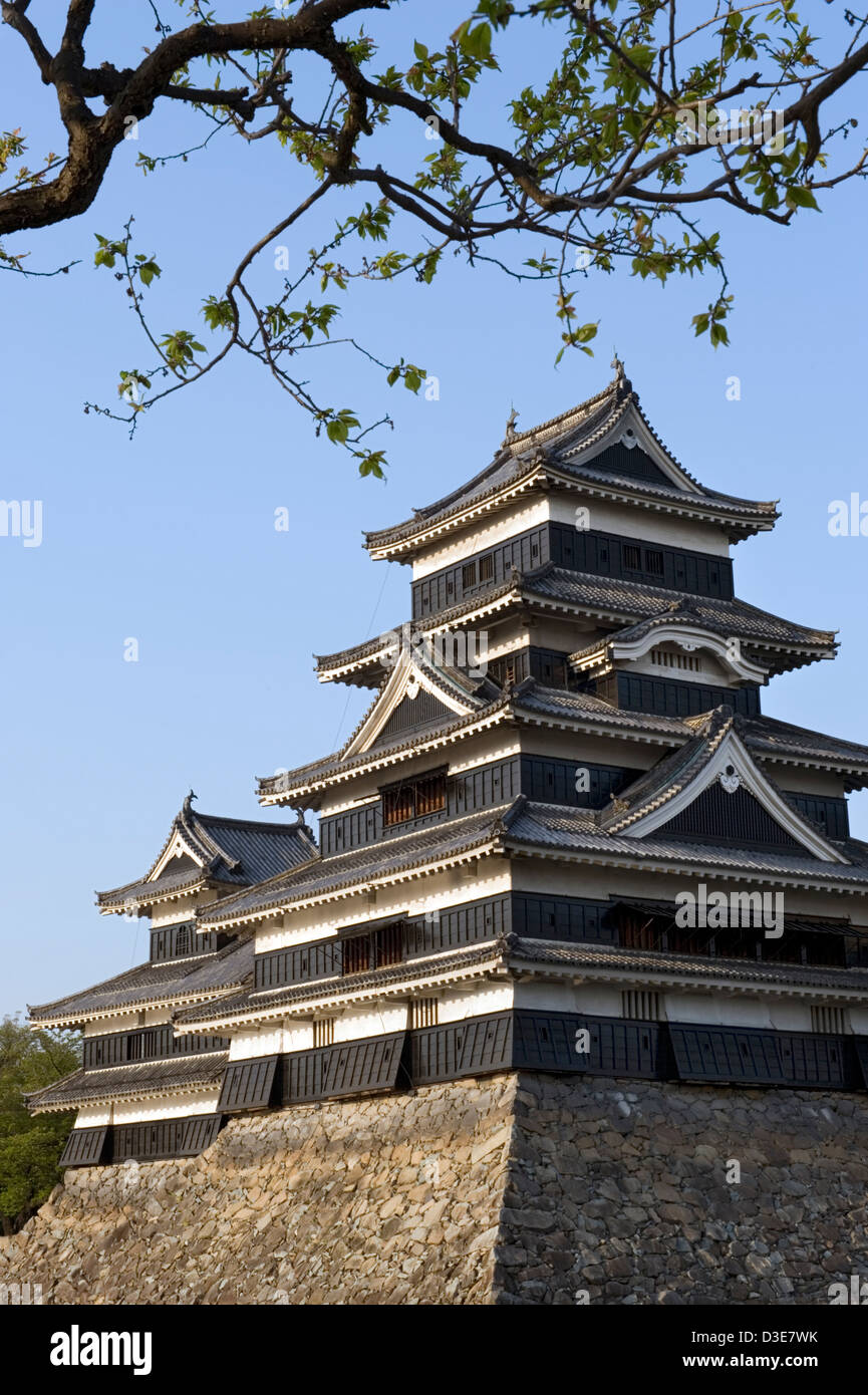 16. Jahrhundert Matsumoto Castle ist auch bekannt als Crow, ein nationaler Schatz von Japan durch Shimadachi Sadanaga Burg. Stockfoto