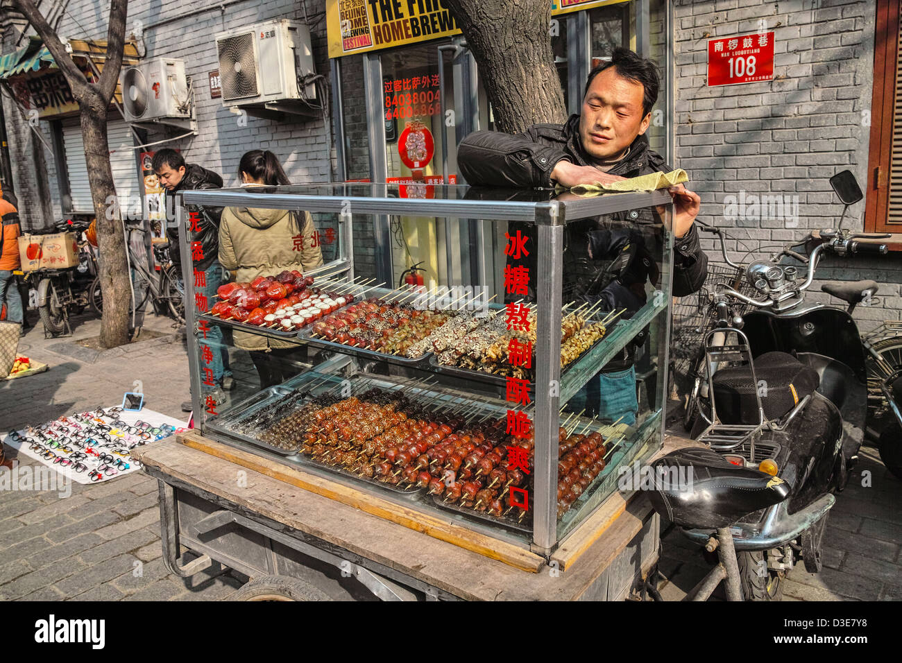 Ein Stallman reinigen sein Kabinett lokale Speisen in einem Hutong in Peking Stockfoto