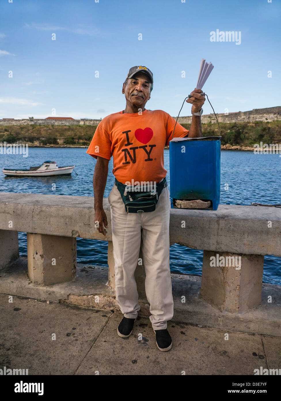 Ein kubanische mittleren Alters männlichen Erdnuss Verkäufer Falken seine waren auf dem berühmten Malecon in Havanna, Kuba. Stockfoto