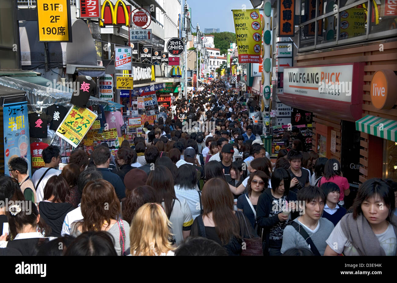 Vollgepackt mit jungen Shopper ist die berühmte Takeshita-Dori-Straße in der Mode und Trend-Setting Harajuku Bezirk von Tokio. Stockfoto