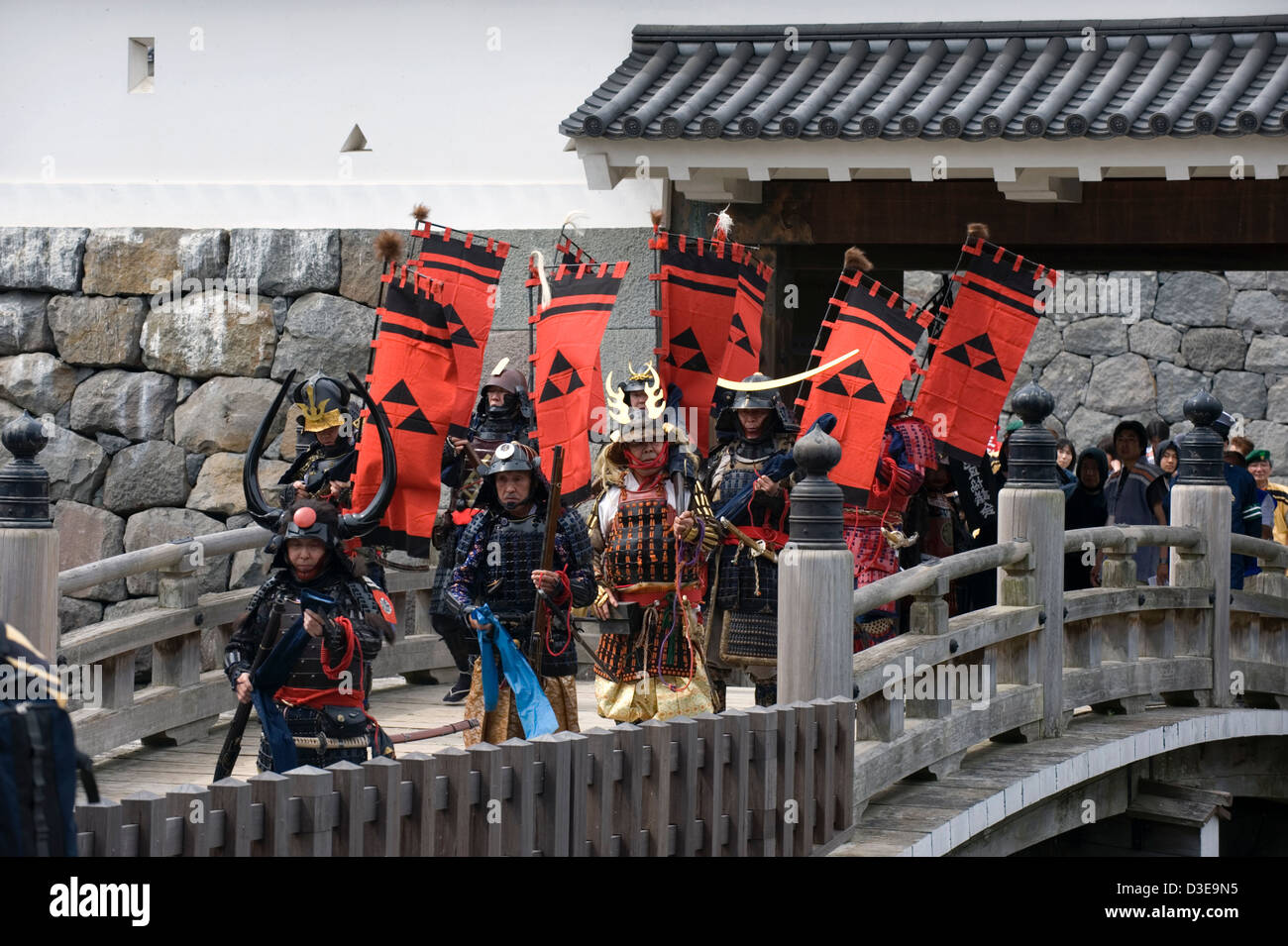 Samurai-Krieger tragen traditionelle Rüstung Kreuzung Graben Brücke am Akaganemon Tor in Odawara Hojo Godai Matsuri Festival. Stockfoto